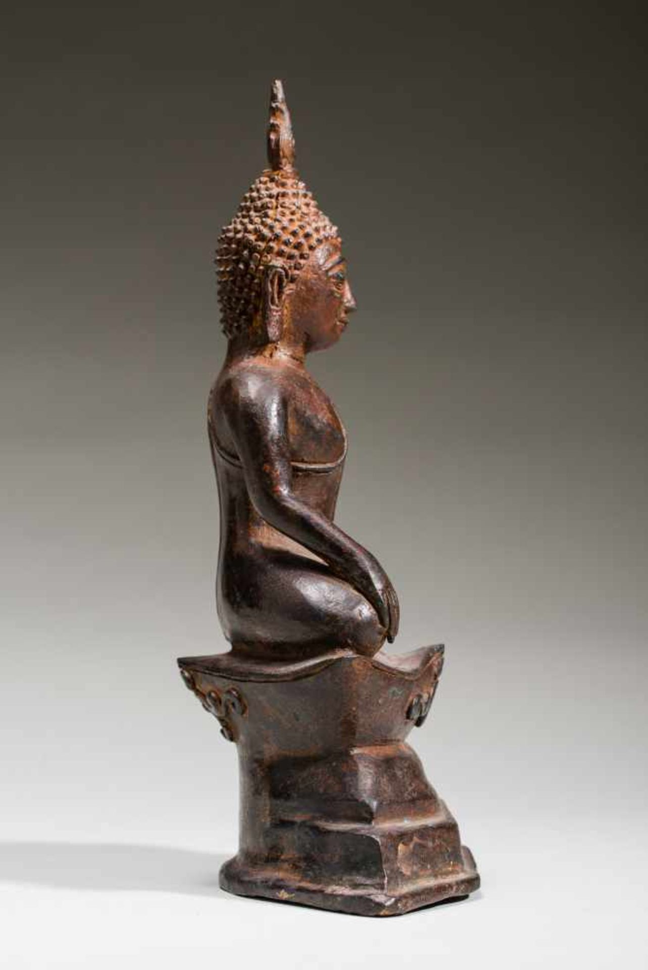 SEATED BUDDHA SHAKYAMUNI Bronze. Laotisch, ca. 18th to 19th cent. Buddha, Shakyamuni, seated in - Image 4 of 6