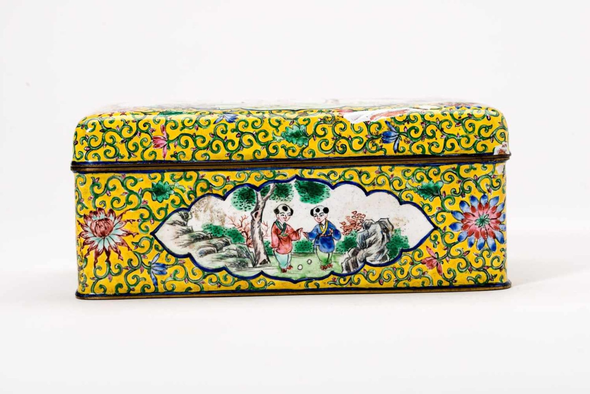 CANTON ENAMEL TEA CADDY Canton enamel. China, Qing Dynasty With figural depictions of court ladies - Image 3 of 8