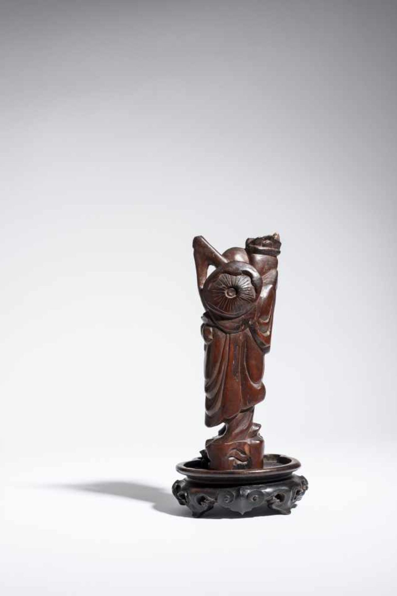 SMALL FIGURINE OF AN IMMORTAL Wood. China, 19th – 20th cent. Possibly one of the “boys of luck”, - Image 4 of 5
