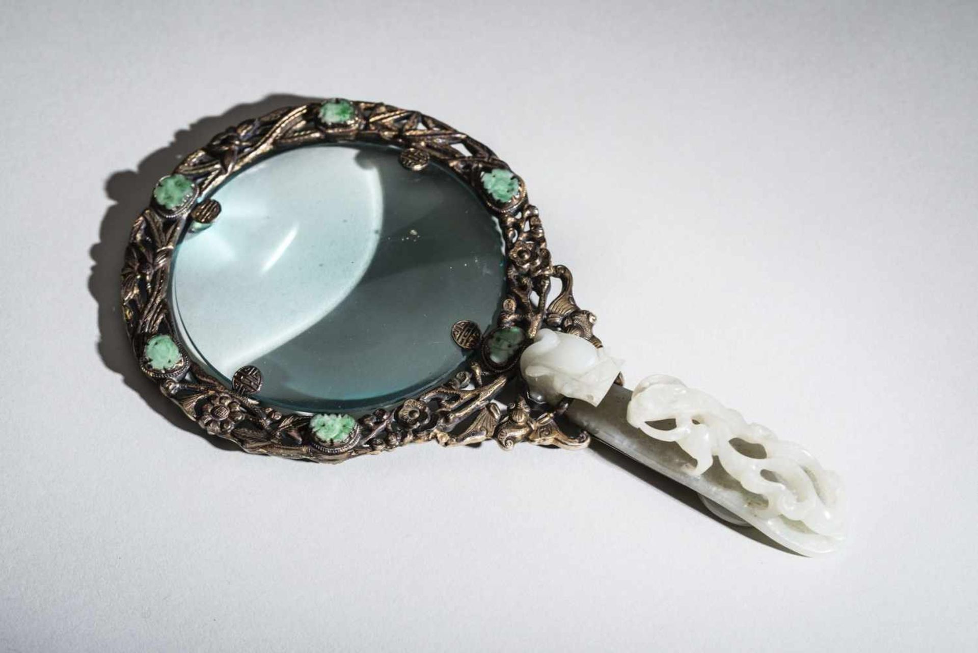 MAGNIFYING GLASS WITH DECORATIVE FRAME Fire-gilded bronze, jade, glass. China, Qing (1644-1911) Rare - Bild 3 aus 4