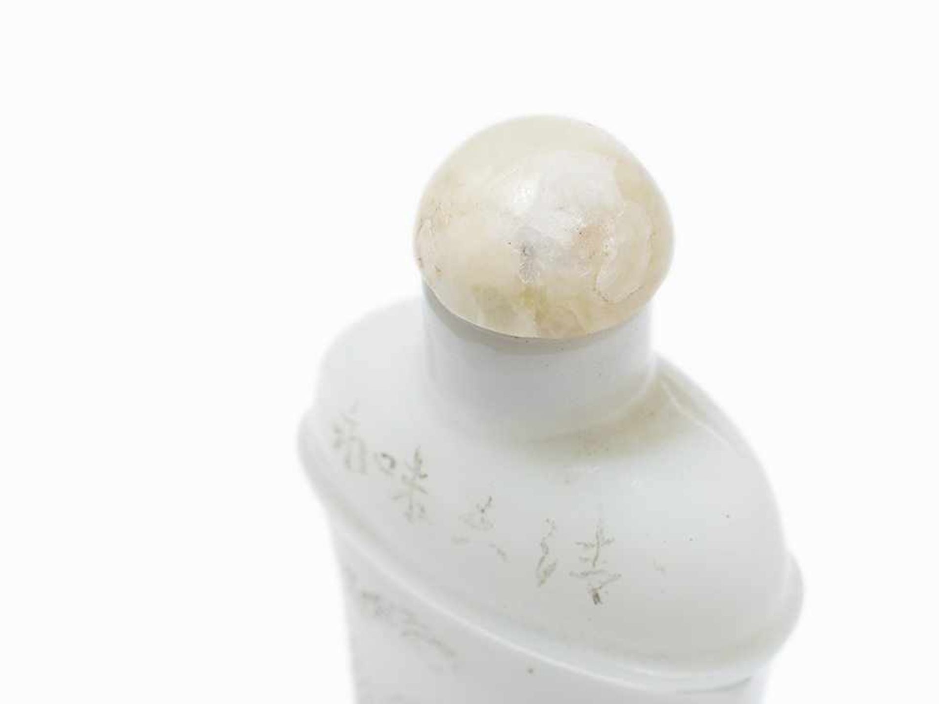 SNUFF BOTTLE WITH INCISED DECORATION Milk glass, quartz. China, Republic period, early 20th - Image 5 of 7