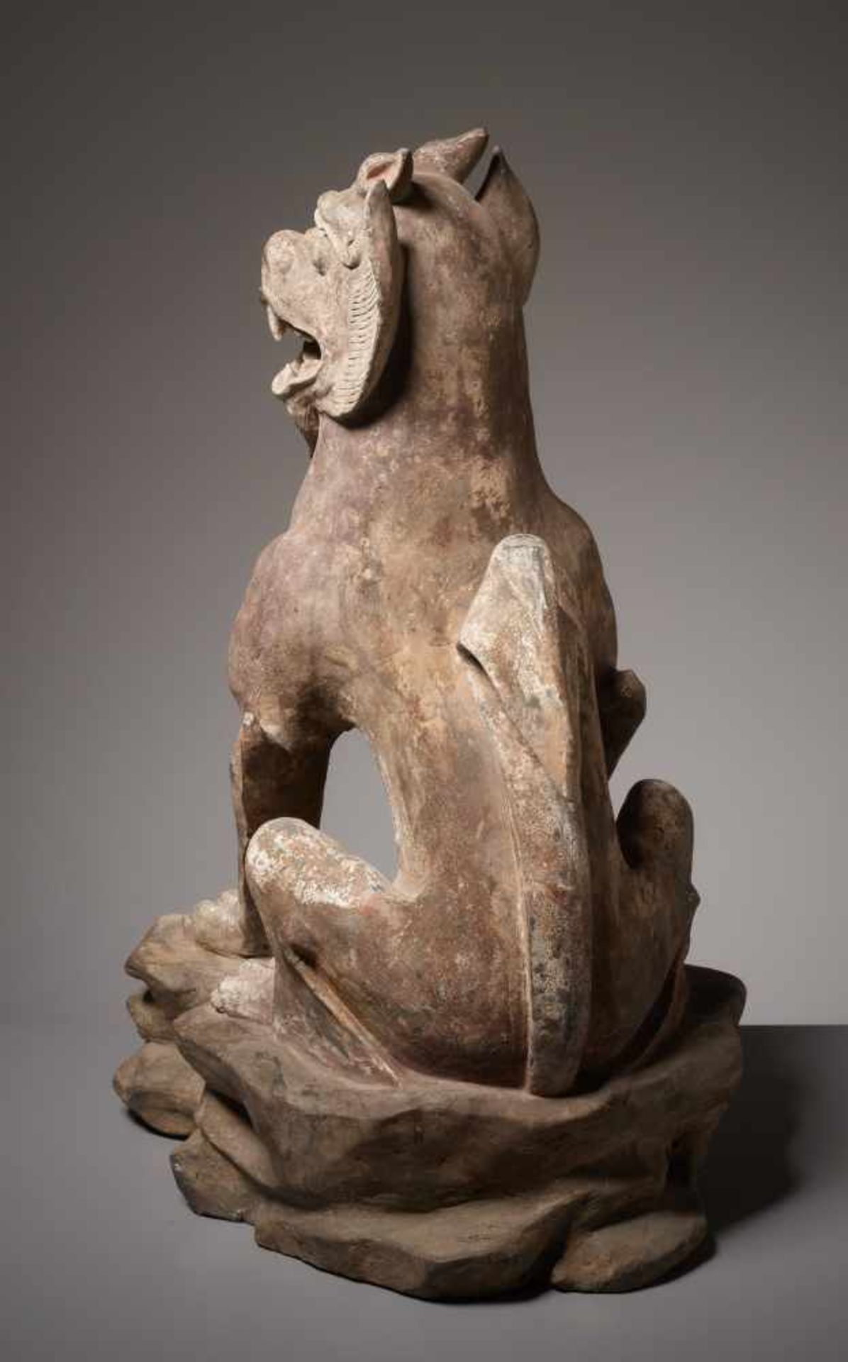 SIGNIFiCANT TERRACOTTA STATUE OF A ZHENMUSHOU SEATED IN DEFENSIVE POSITION Terracotta. China, Tang - Image 3 of 4