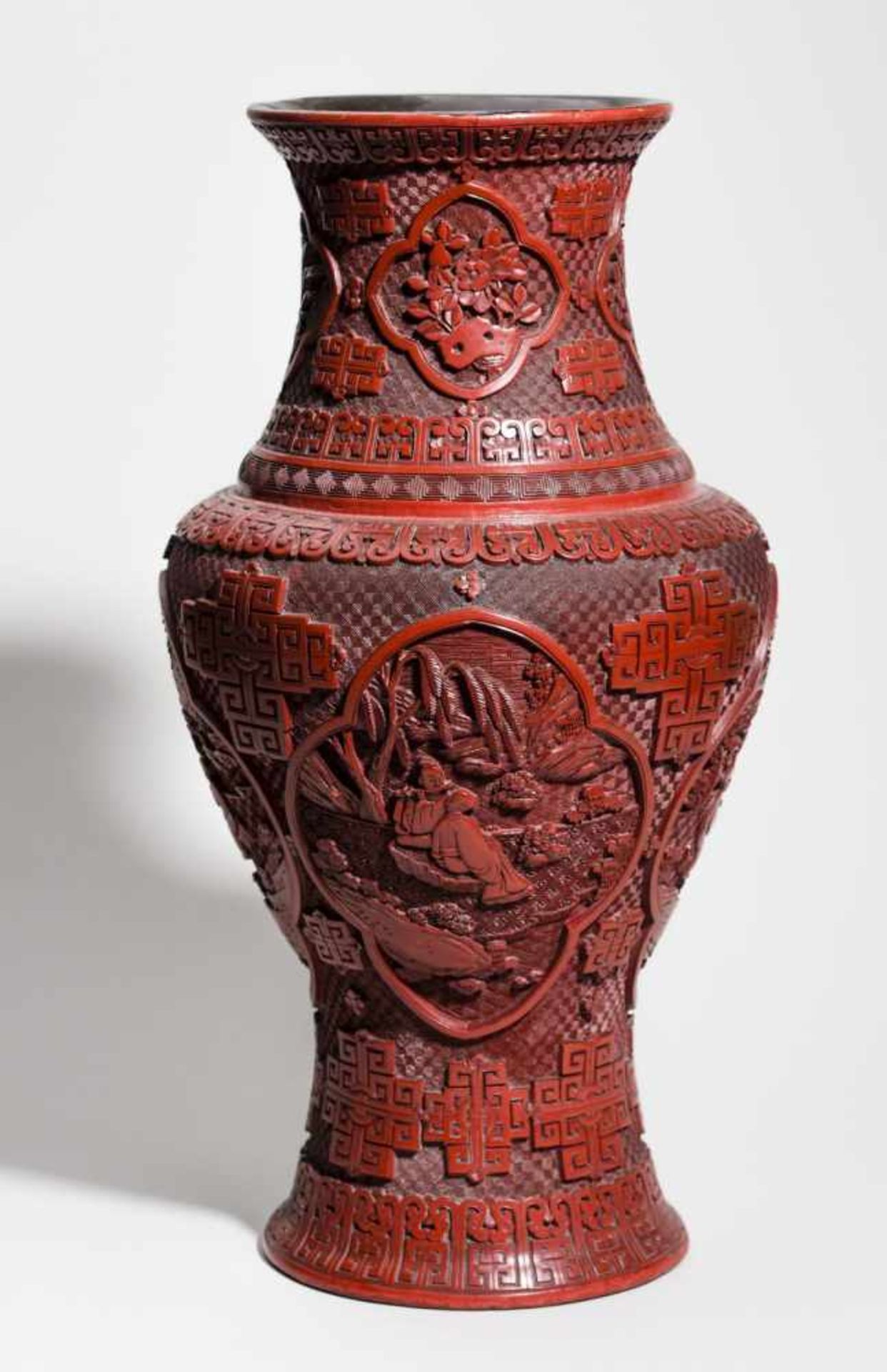 LARGE VASE WITH SCHOLARS IN THE COUNTRYSIDE Carved red lacquer. China, Qing Dynasty, 19th cent. - Bild 2 aus 4