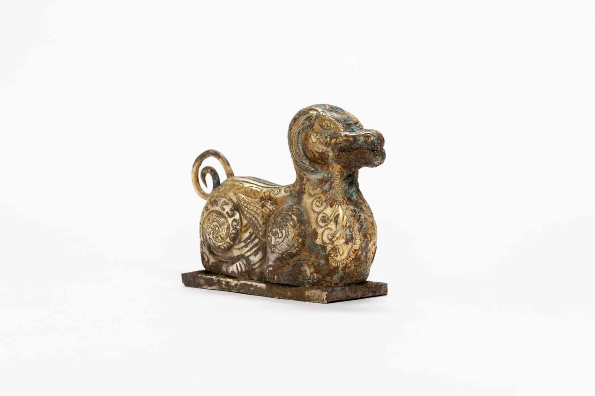 MYTHICAL ANIMAL Copper repoussé with fire gilding. China, presumably Qing-dynasty In archaic - Image 4 of 6