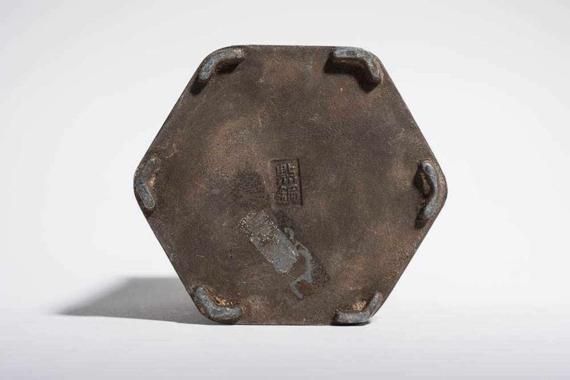 LANTERN VESSEL Bronze. China, late Qing to Republic A decorative vessel shaped as a hexagonal - Image 6 of 6