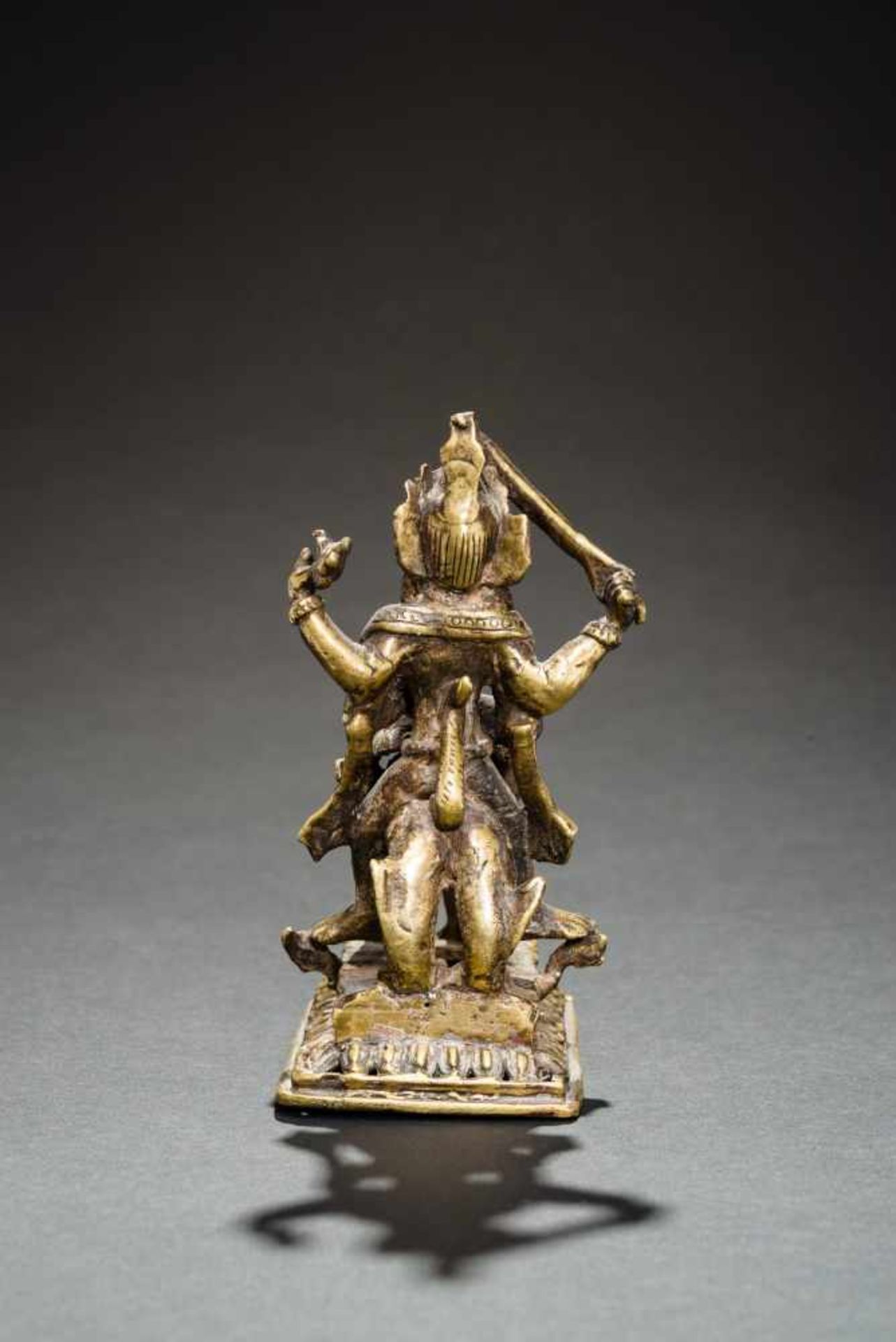 DEITIY (BODHISATTVA) AND SWORD ON LION Yellow bronze. Nepal, 19th to 20th cent. Fine statue of a - Bild 4 aus 6