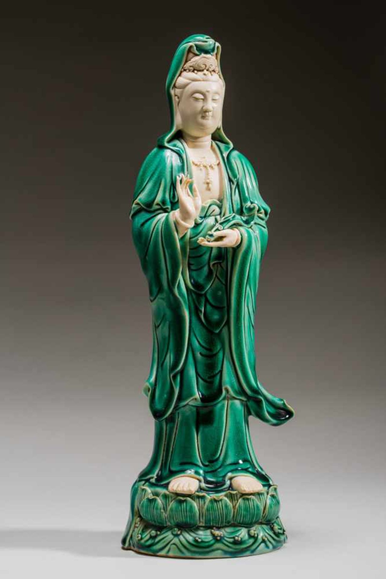 THE STANDING GODDESS GUANYIN Porcelain. China, The goddess Guanyin standing up straight atop sea - Bild 3 aus 6