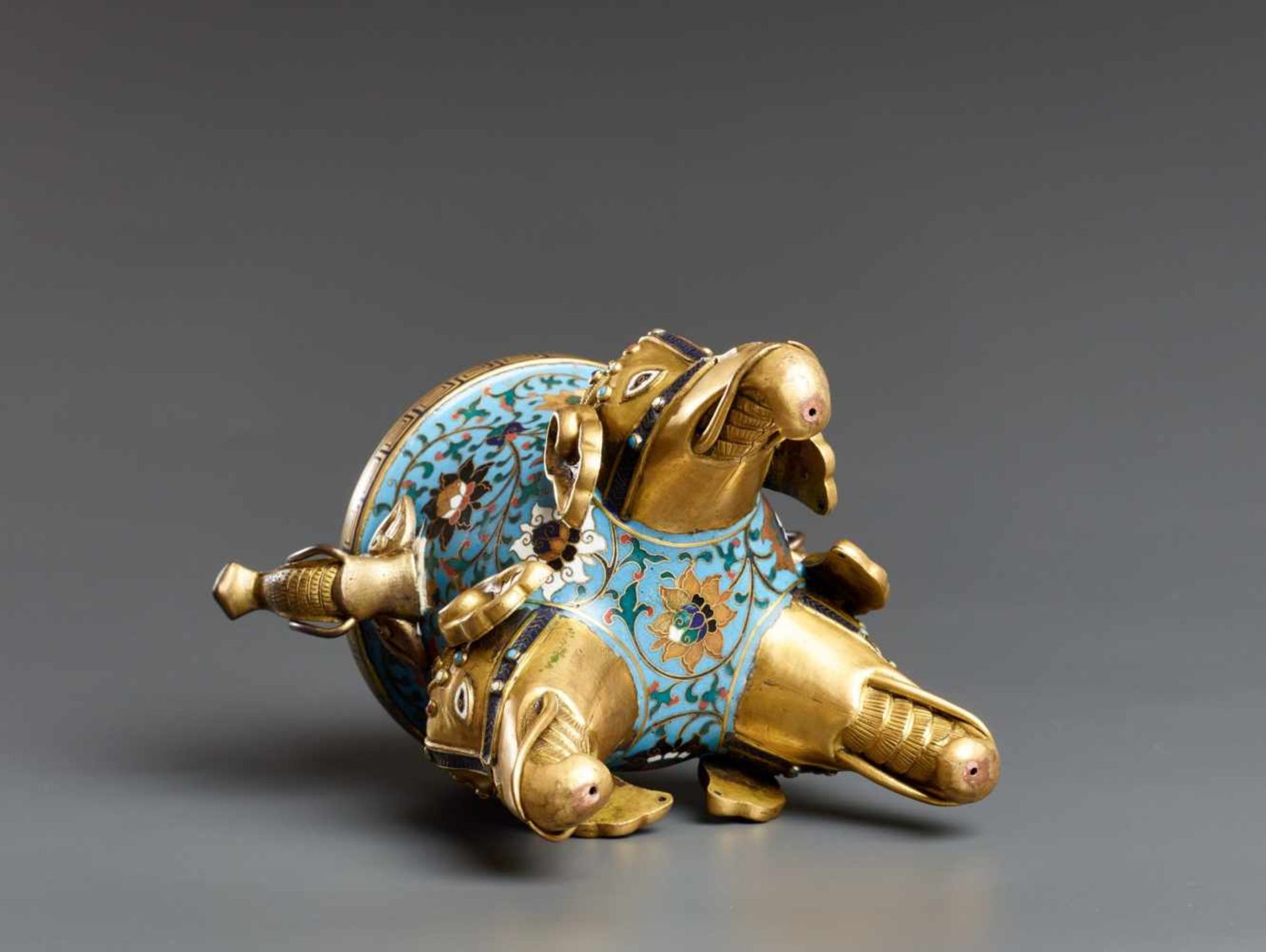 THREE-LEGGED INCENSE VESSEL WITH ELEPHANTS Enamel cloisonné with gilding. China, Qing Dynasty, - Bild 8 aus 9