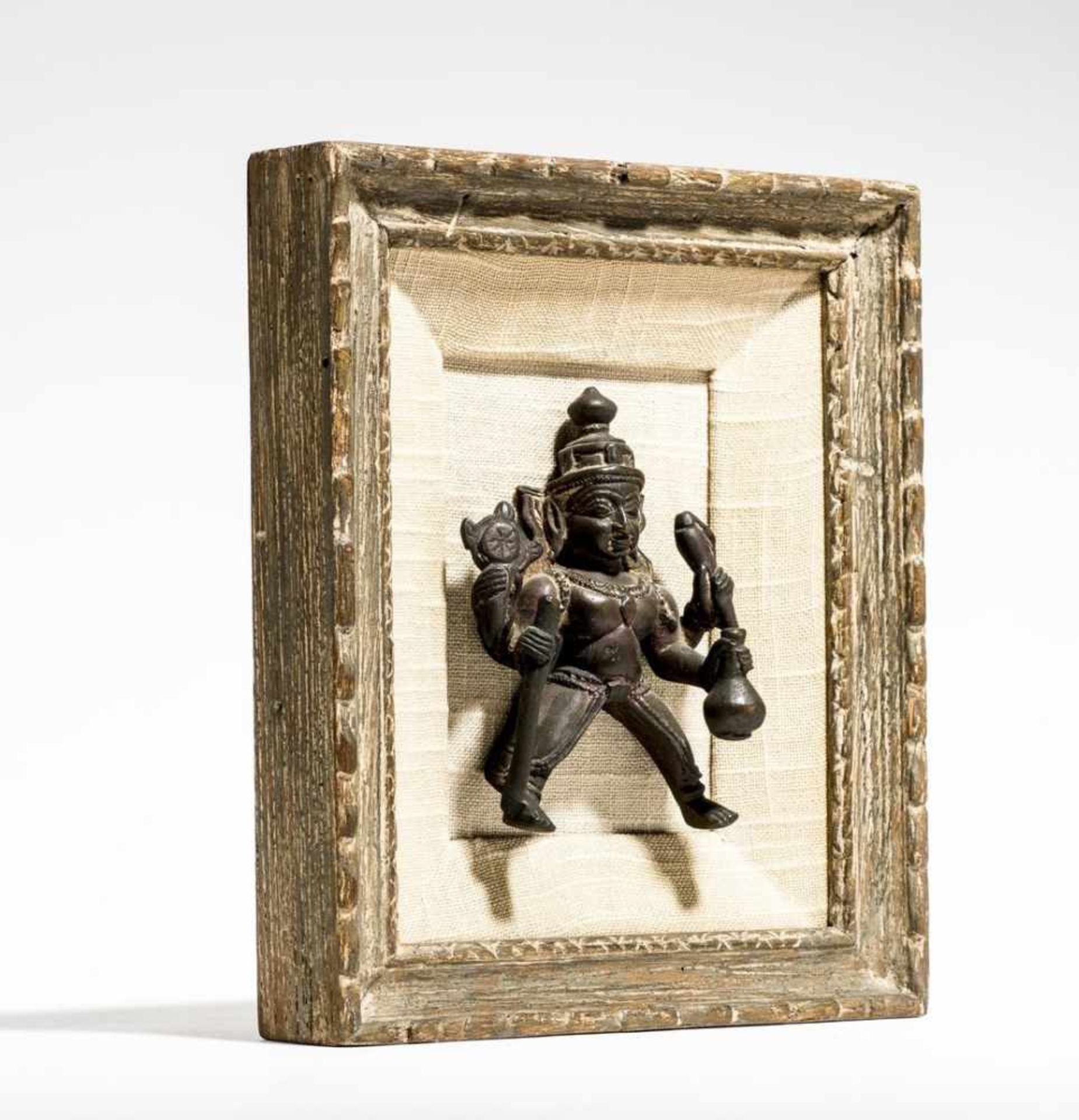 GOD VISHNU Bronze. India, approx. 18th to 19th cent. Small cult bronze, neatly affixed within a - Image 2 of 3
