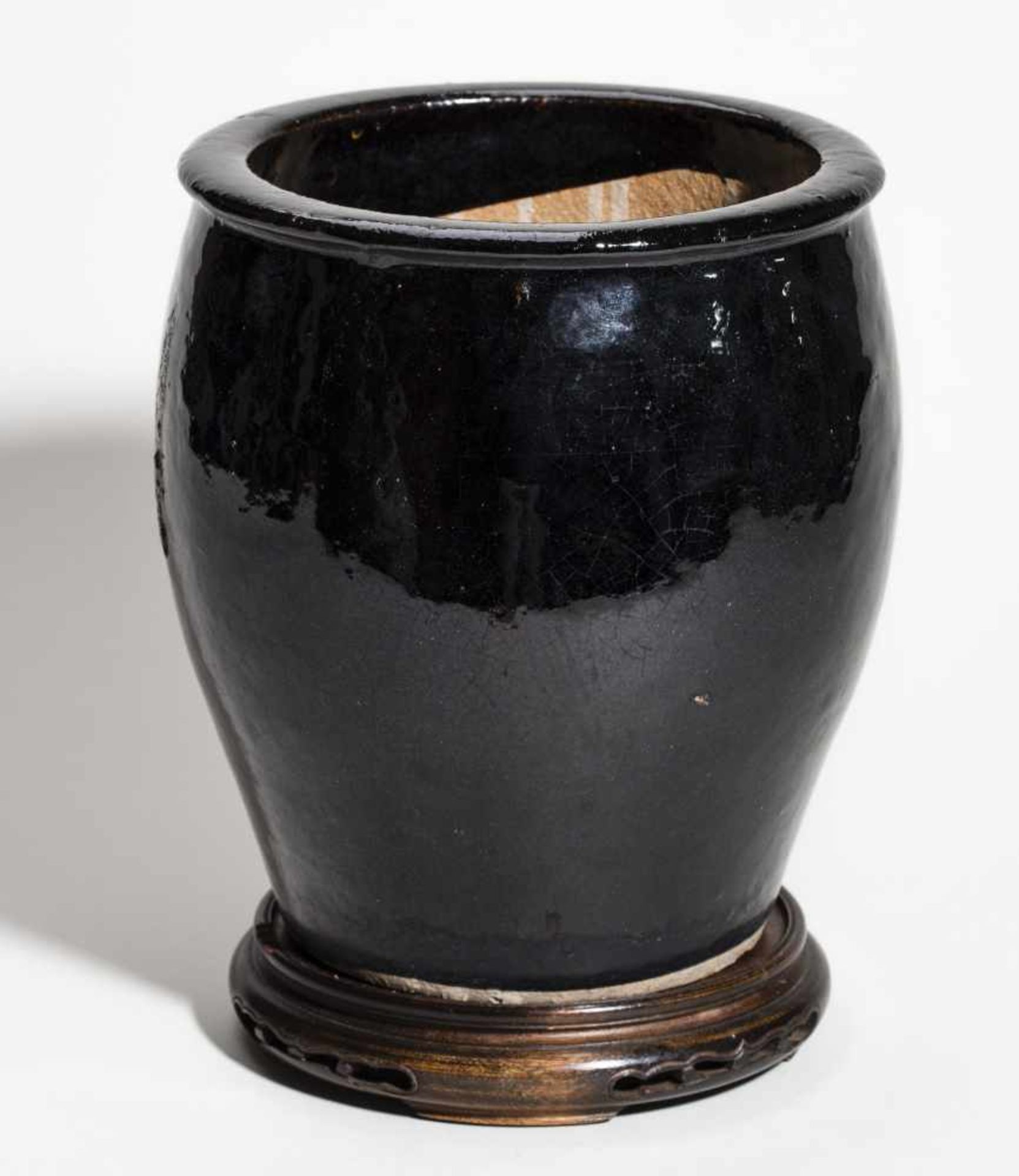 TALL BLACK VESSEL Glazed ceramic. China, Qing Dynasty Somewhat belly-shaped, extended cylindrical - Image 3 of 4