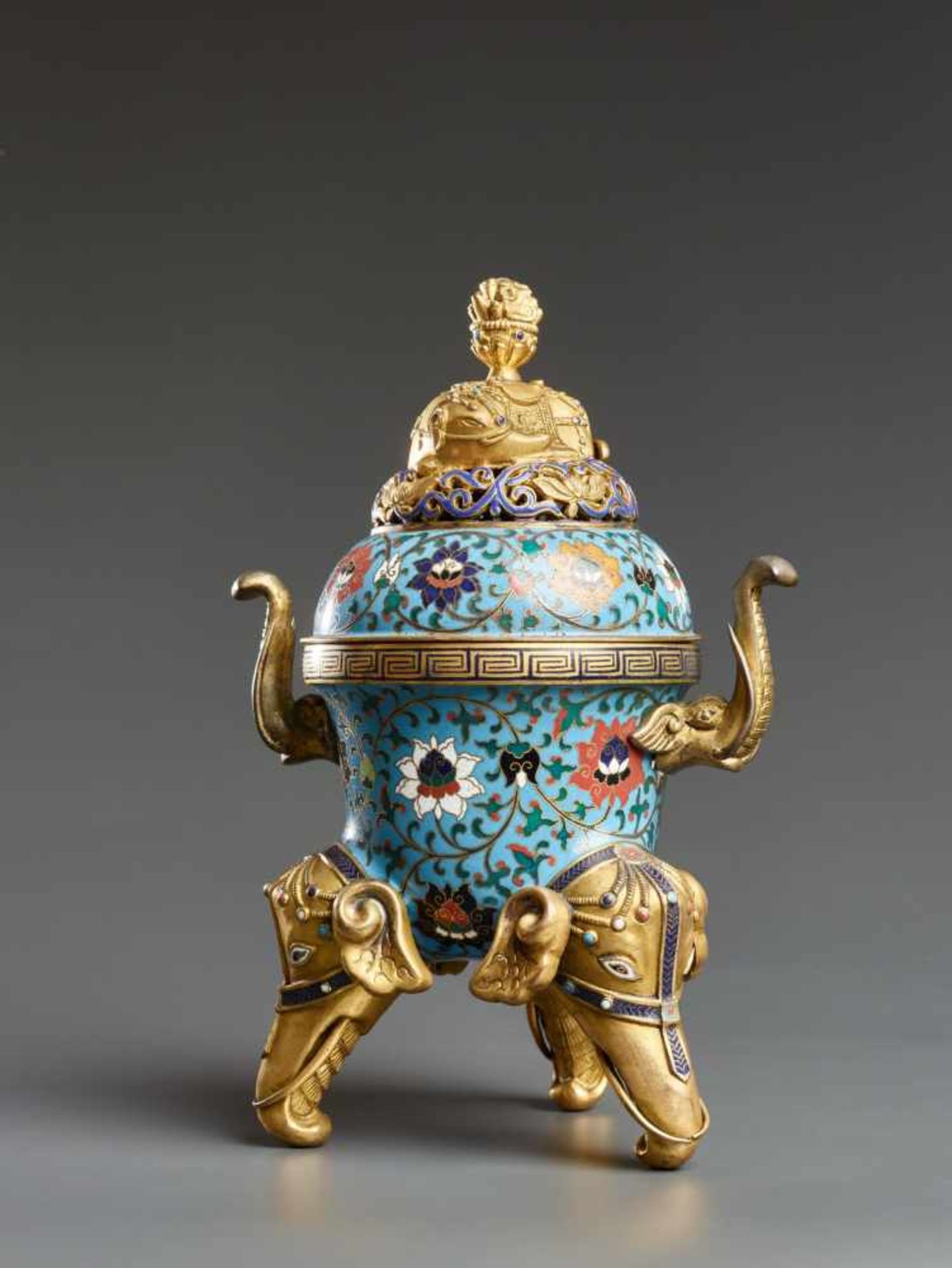 THREE-LEGGED INCENSE VESSEL WITH ELEPHANTS Enamel cloisonné with gilding. China, Qing Dynasty, - Bild 3 aus 9