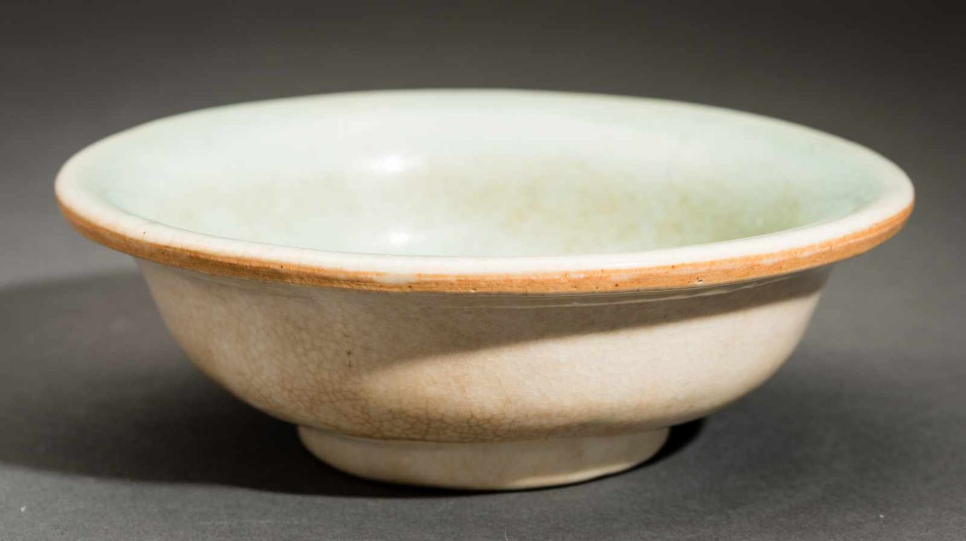 BOWL WITH CRAQUELURE Glazed ceramic. China, Yuan to Ming Solidly built body with curved walls and