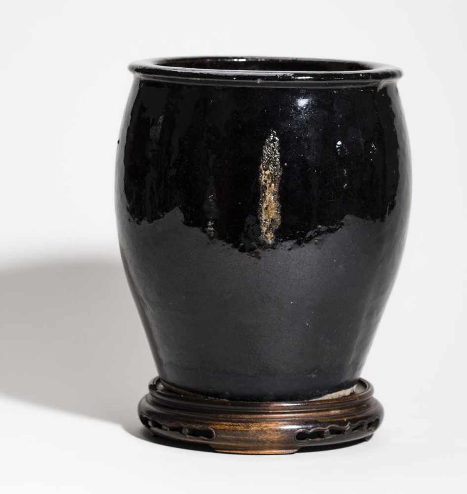 TALL BLACK VESSEL Glazed ceramic. China, Qing Dynasty Somewhat belly-shaped, extended cylindrical