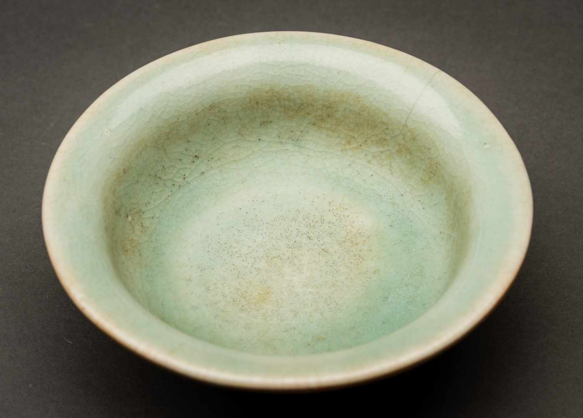 BOWL WITH CRAQUELURE Glazed ceramic. China, Yuan to Ming Solidly built body with curved walls and - Image 2 of 4