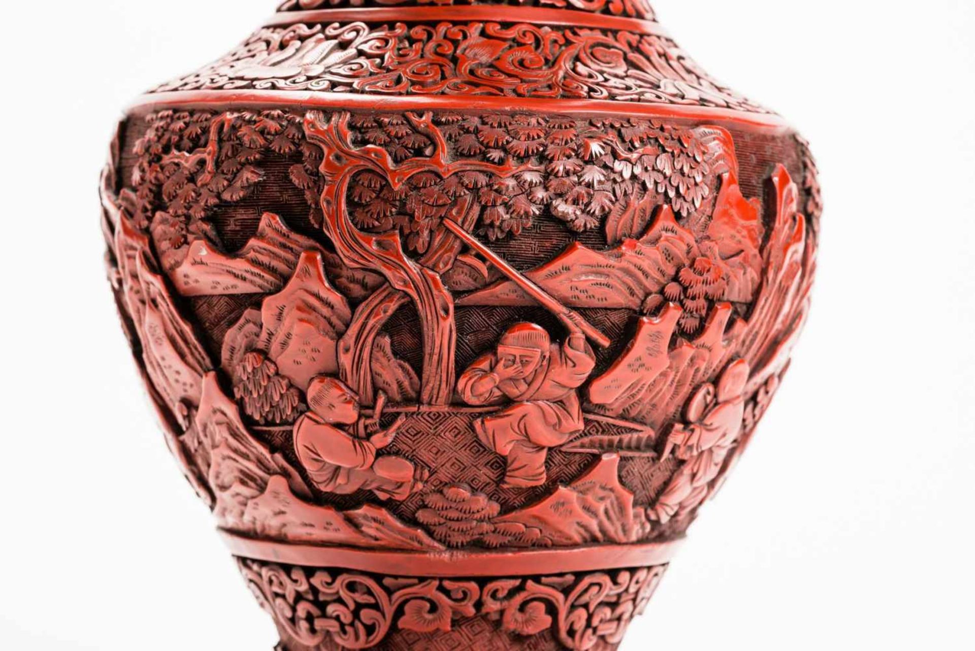 VASE WITH CARVED RED LACQUER Red lacquer, metal. China, Qing Dynasty Very compact with floral and - Bild 8 aus 8