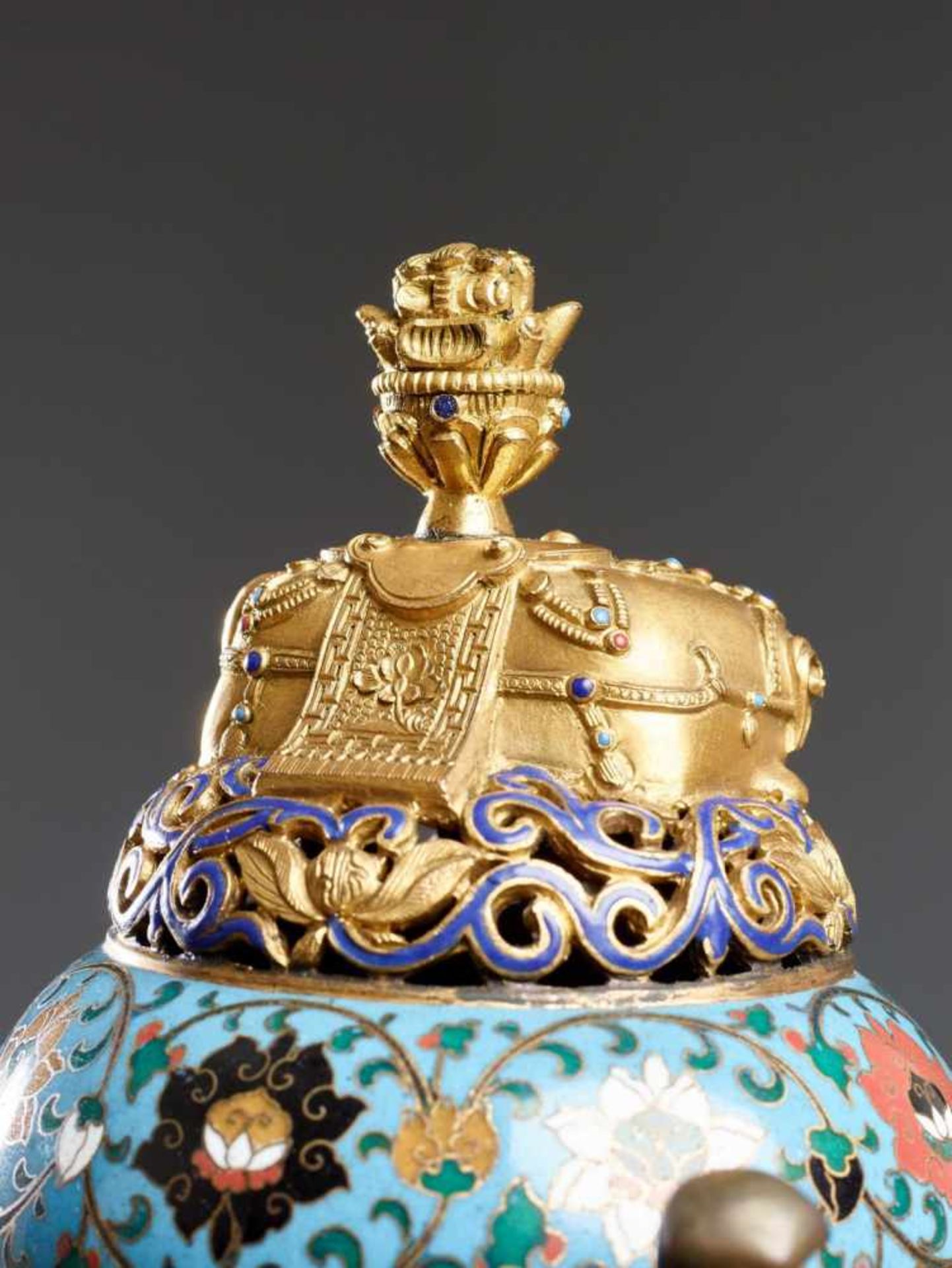 THREE-LEGGED INCENSE VESSEL WITH ELEPHANTS Enamel cloisonné with gilding. China, Qing Dynasty, - Image 7 of 9