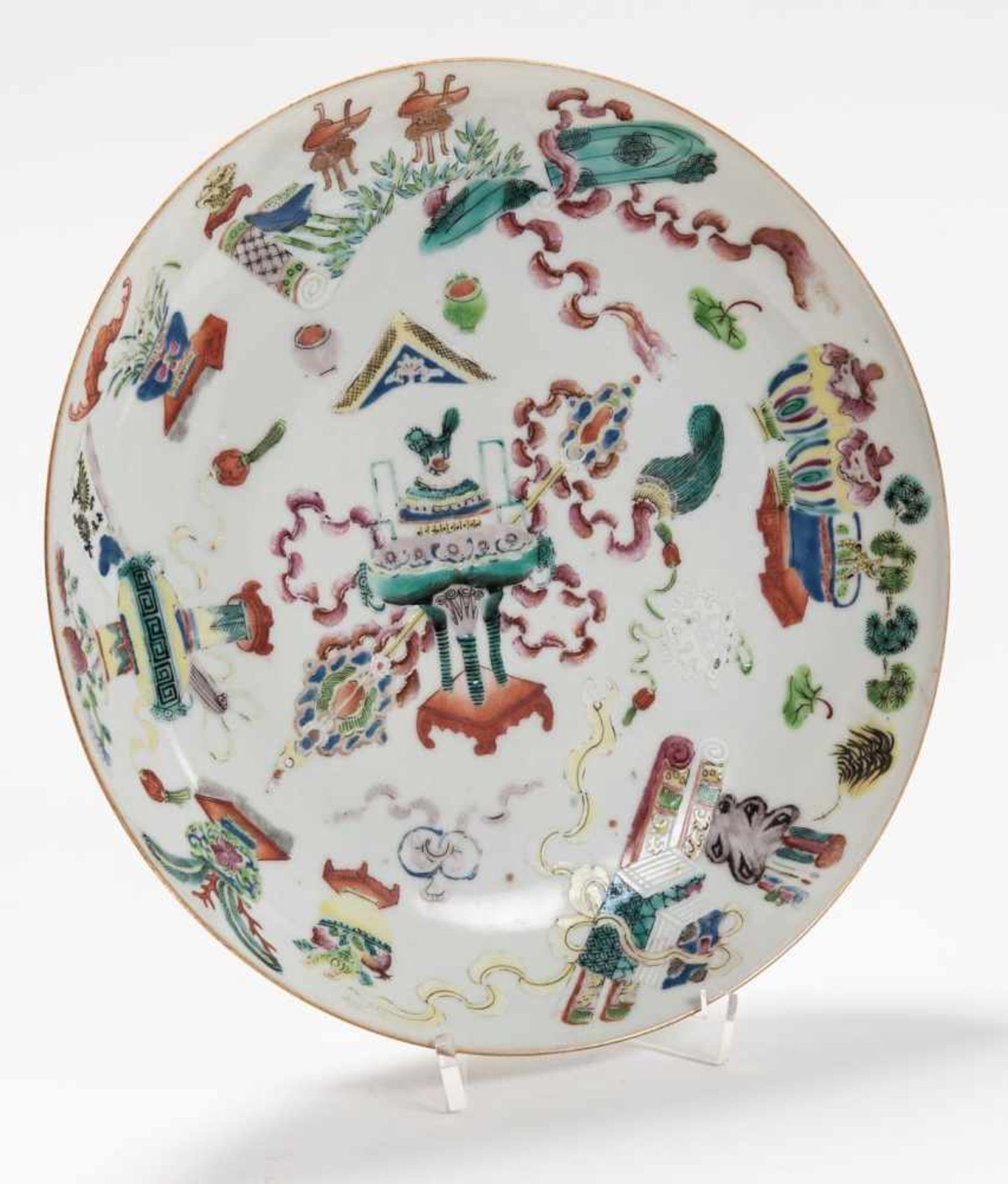 A GROUP OF THREE DECORATIVE AND COLORFUL PLATES Porcelain and enamel colors. China, Qing, - Bild 3 aus 10