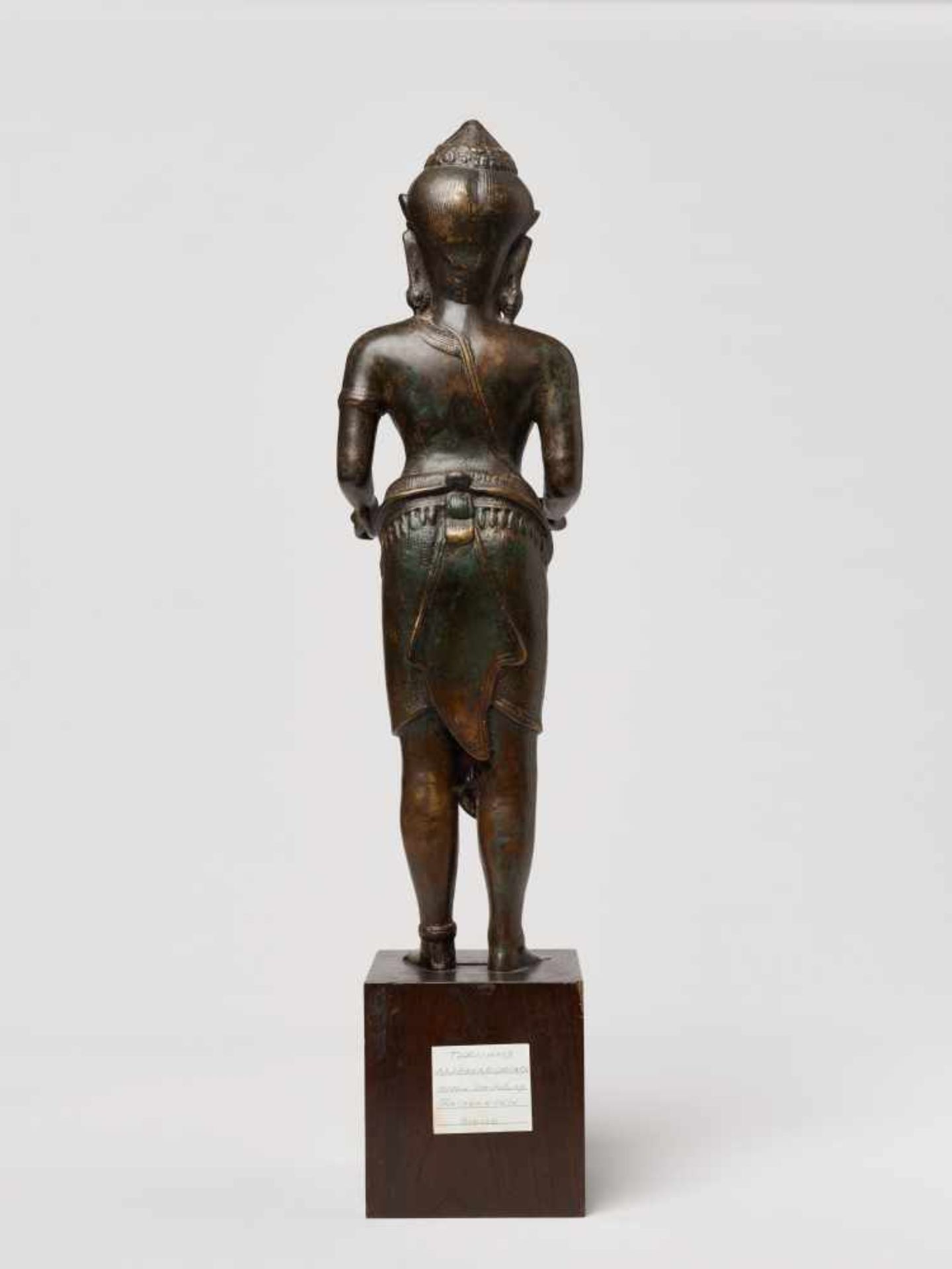 RARE DEPICTION OF THE ANDROGENOUS SHIVA Dark bronze. East Thailand to Cambodia, approx. 18th to 19th - Bild 5 aus 5
