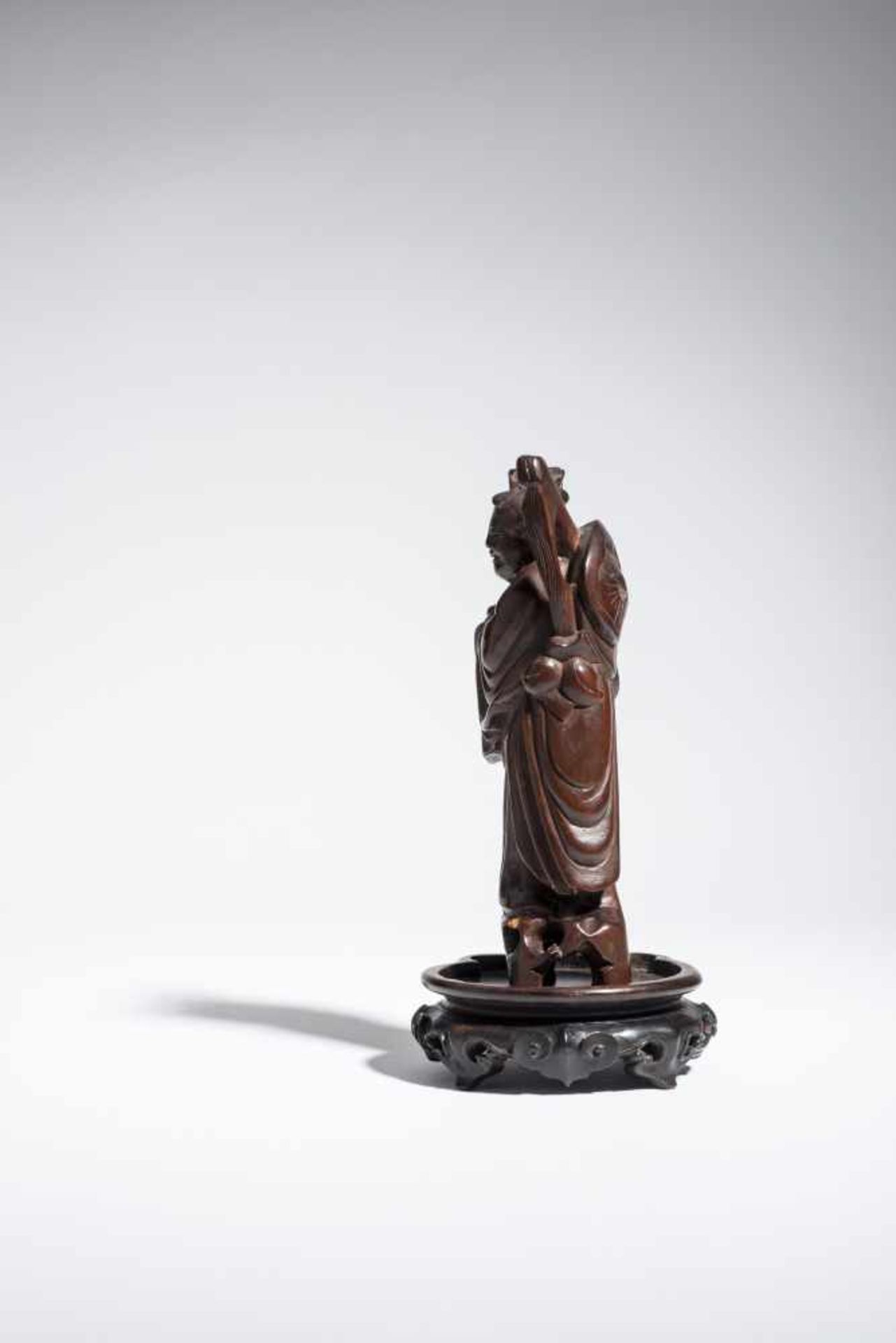 SMALL FIGURINE OF AN IMMORTAL Wood. China, 19th – 20th cent. Possibly one of the “boys of luck”, - Bild 5 aus 5