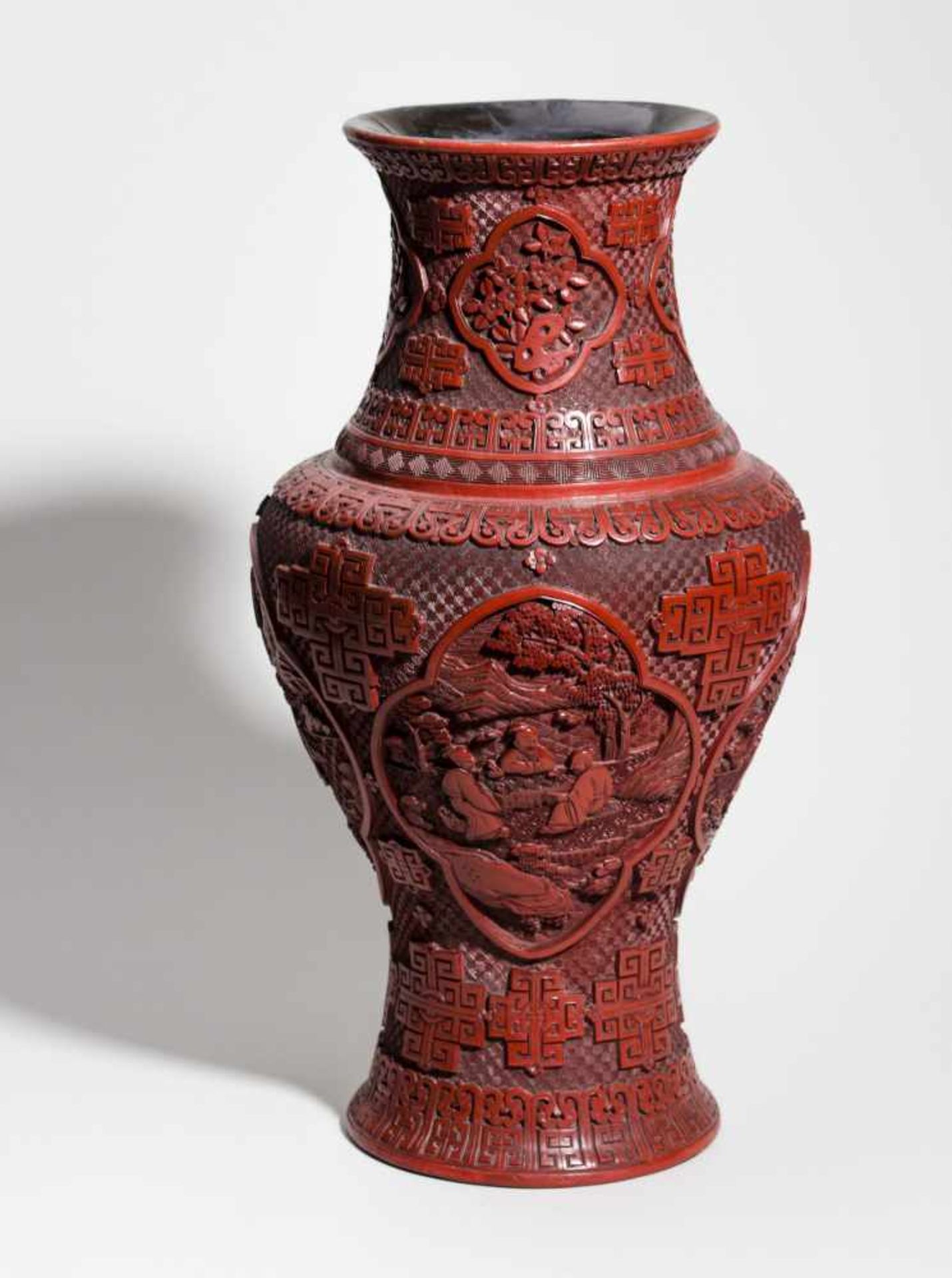 LARGE VASE WITH SCHOLARS IN THE COUNTRYSIDE Carved red lacquer. China, Qing Dynasty, 19th cent. - Bild 3 aus 4