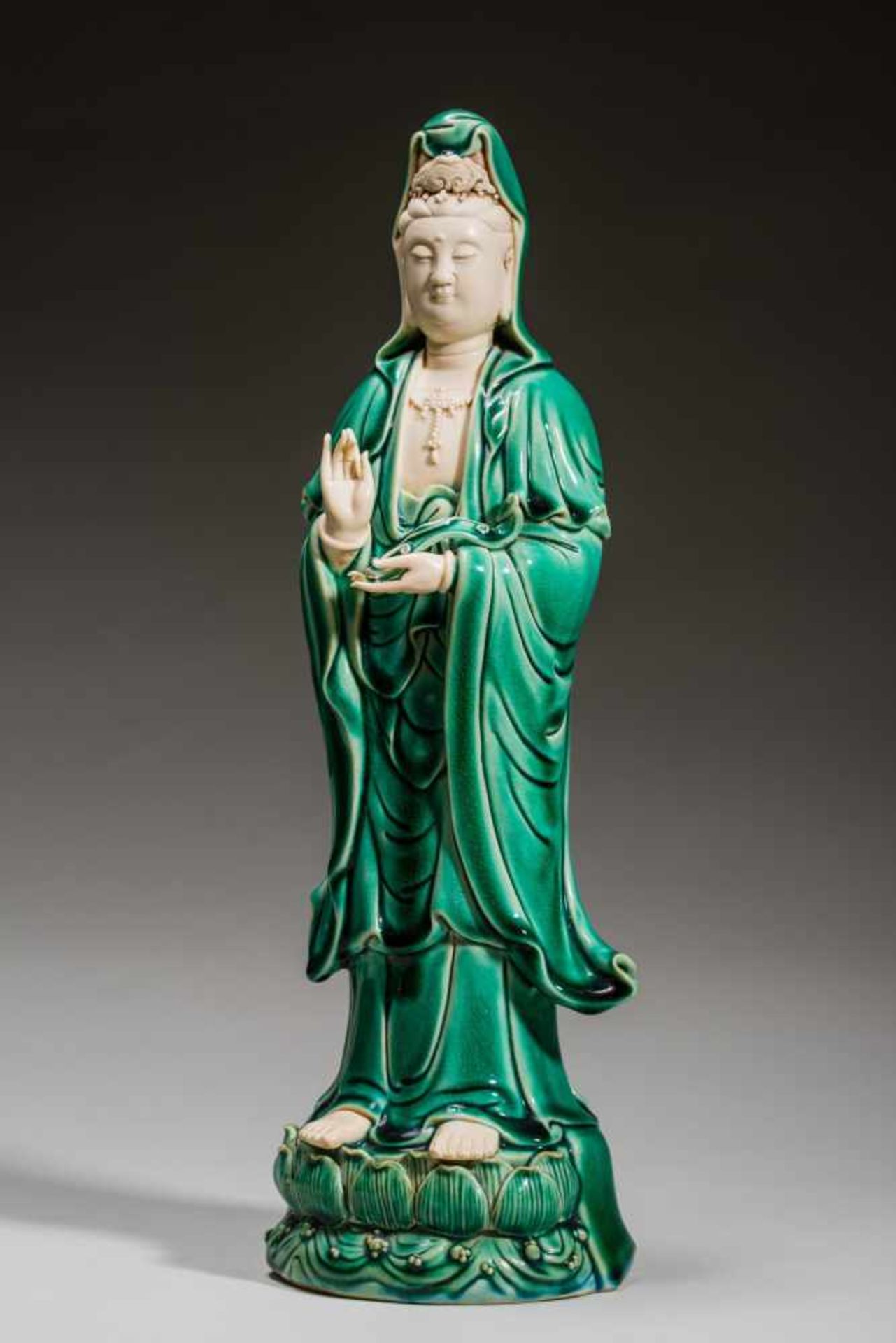 THE STANDING GODDESS GUANYIN Porcelain. China, The goddess Guanyin standing up straight atop sea - Bild 2 aus 6