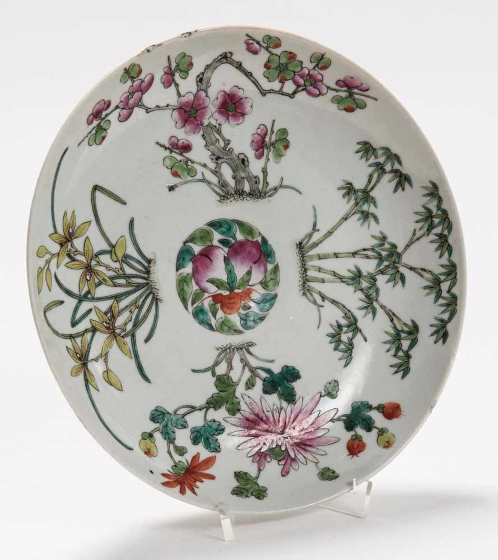 A GROUP OF THREE DECORATIVE AND COLORFUL PLATES Porcelain and enamel colors. China, Qing, - Bild 6 aus 10