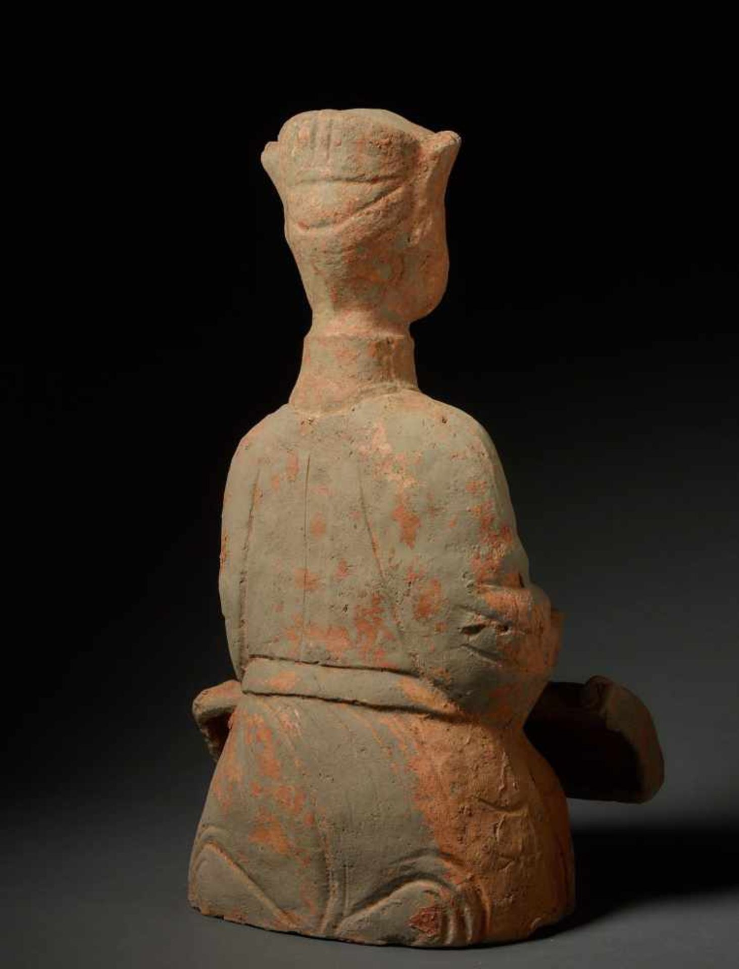 MUSICIAN Terracotta. China, Sichuan, Eastern Han (25 - 220) A girl cowered on the bottom, playing - Image 5 of 6