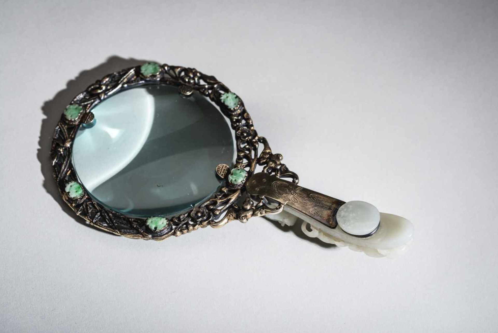 MAGNIFYING GLASS WITH DECORATIVE FRAME Fire-gilded bronze, jade, glass. China, Qing (1644-1911) Rare - Bild 4 aus 4