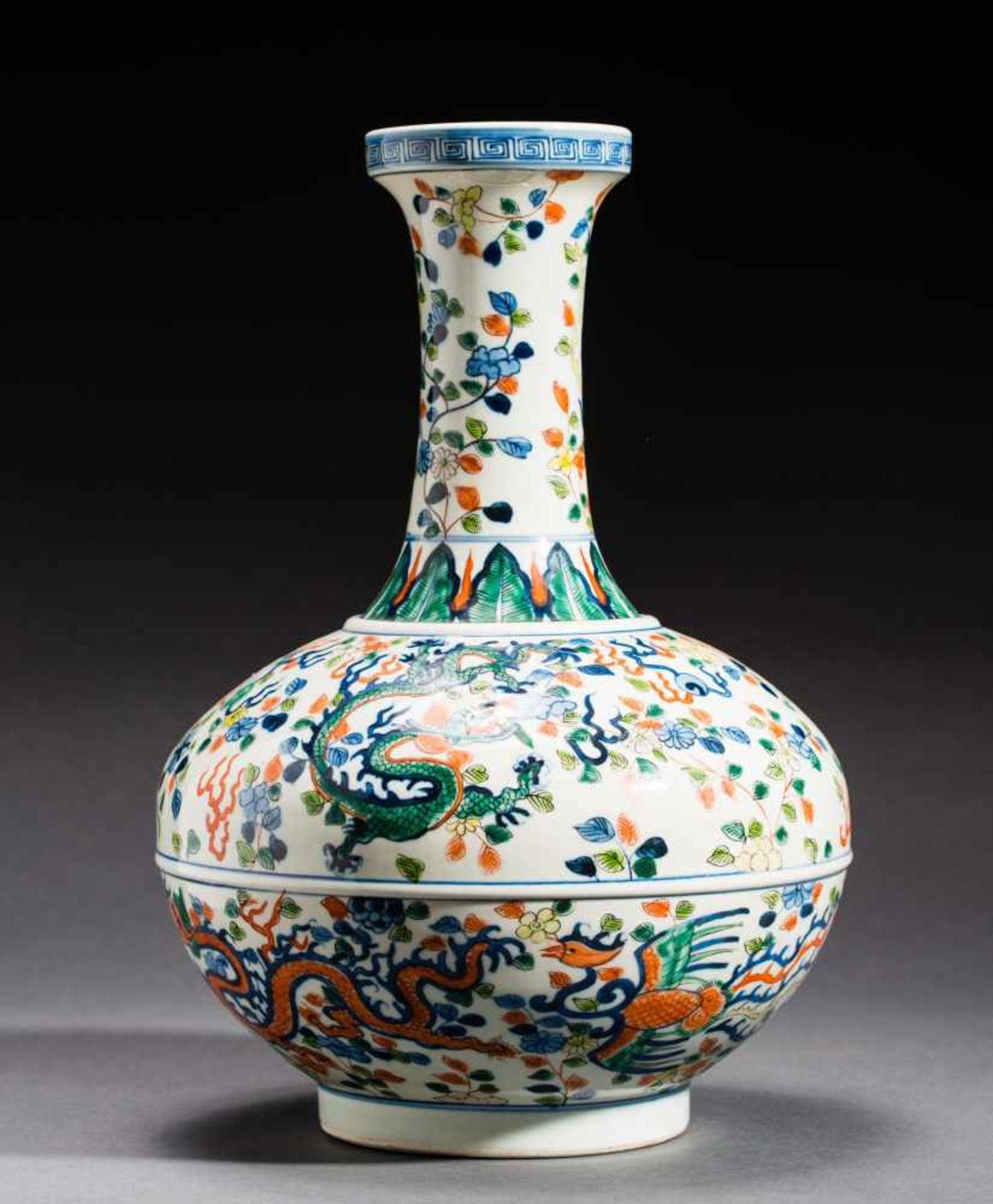 LONG-NECKED VASE WITH DRAGONS AND PHOENIX Porcelain with blue underglaze and enamel paint. China,