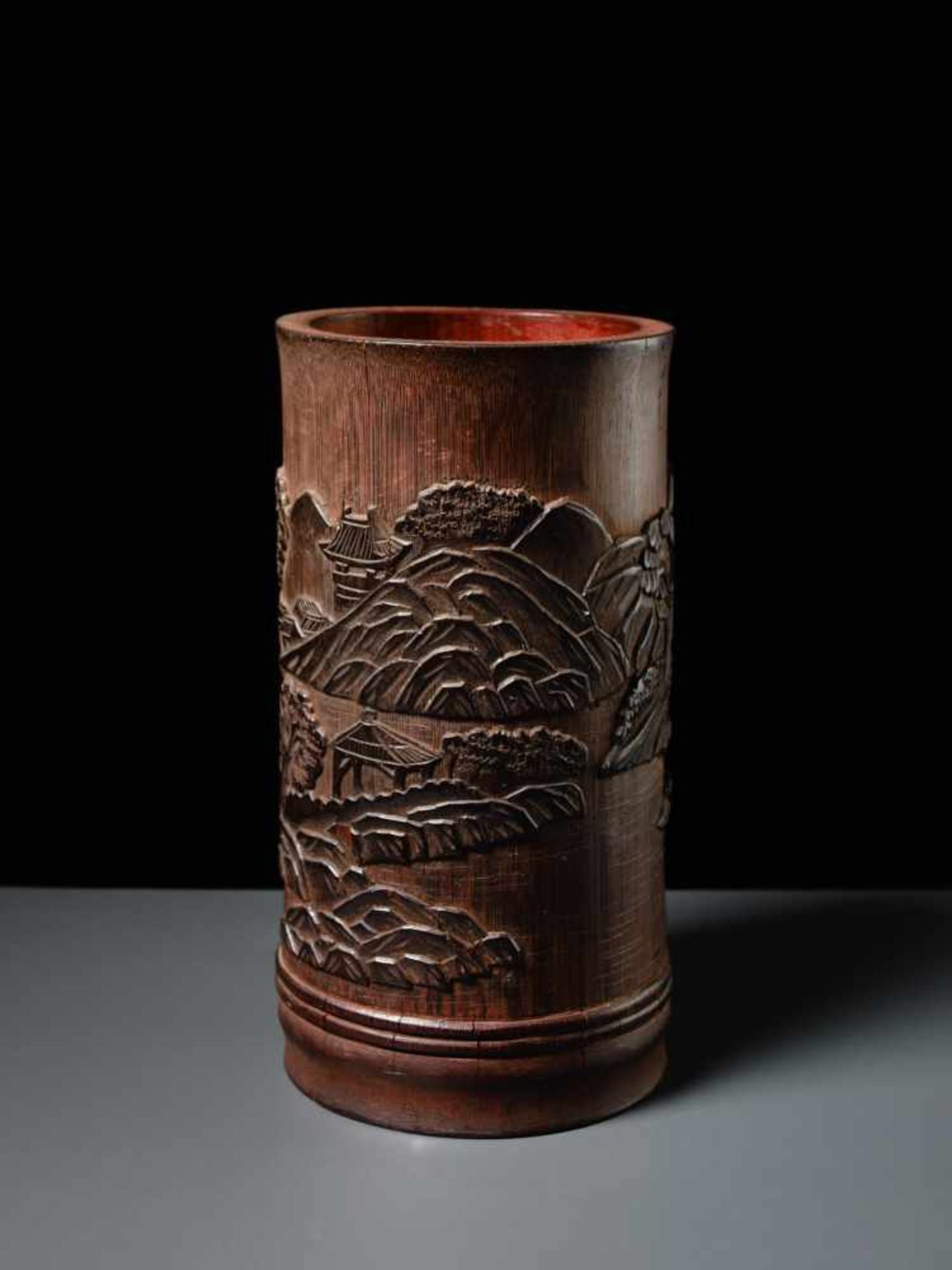 BRUSH CUP WITH LANDSCAPE RELIEF Bamboo trunk. China, Qing Dynasty, 19th cent. Very good work, - Bild 3 aus 5