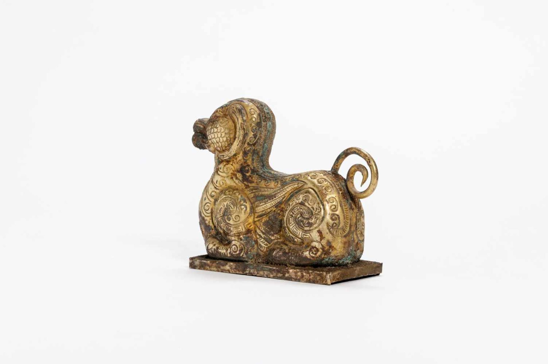 MYTHICAL ANIMAL Copper repoussé with fire gilding. China, presumably Qing-dynasty In archaic - Image 5 of 6
