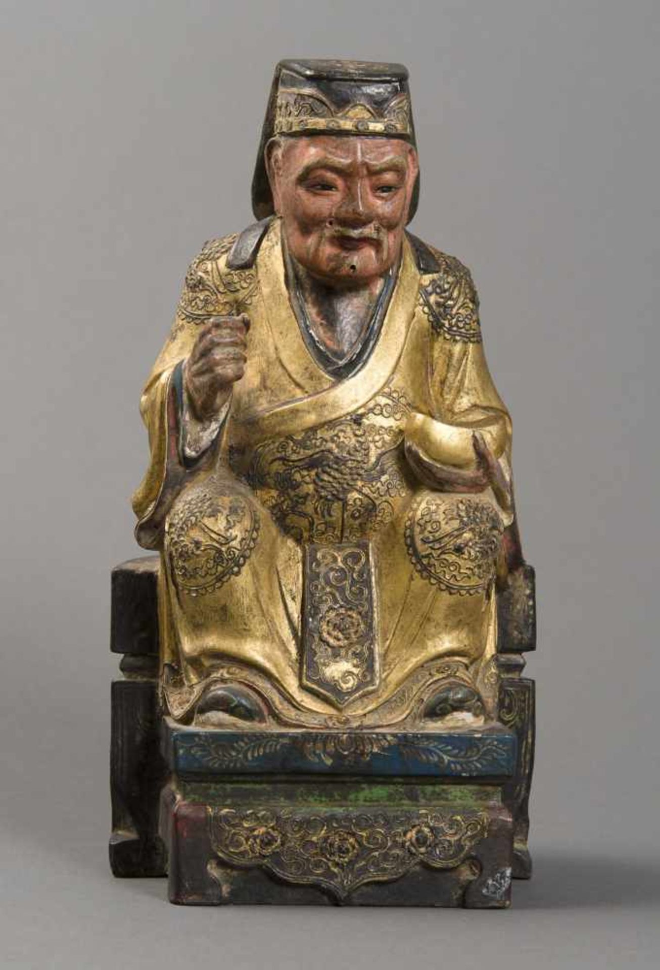 IMPERIAL DIGNITARY ON A THRONE Wood with gilding. China, Qing-dynasty (1644-1911) Tiered throne with