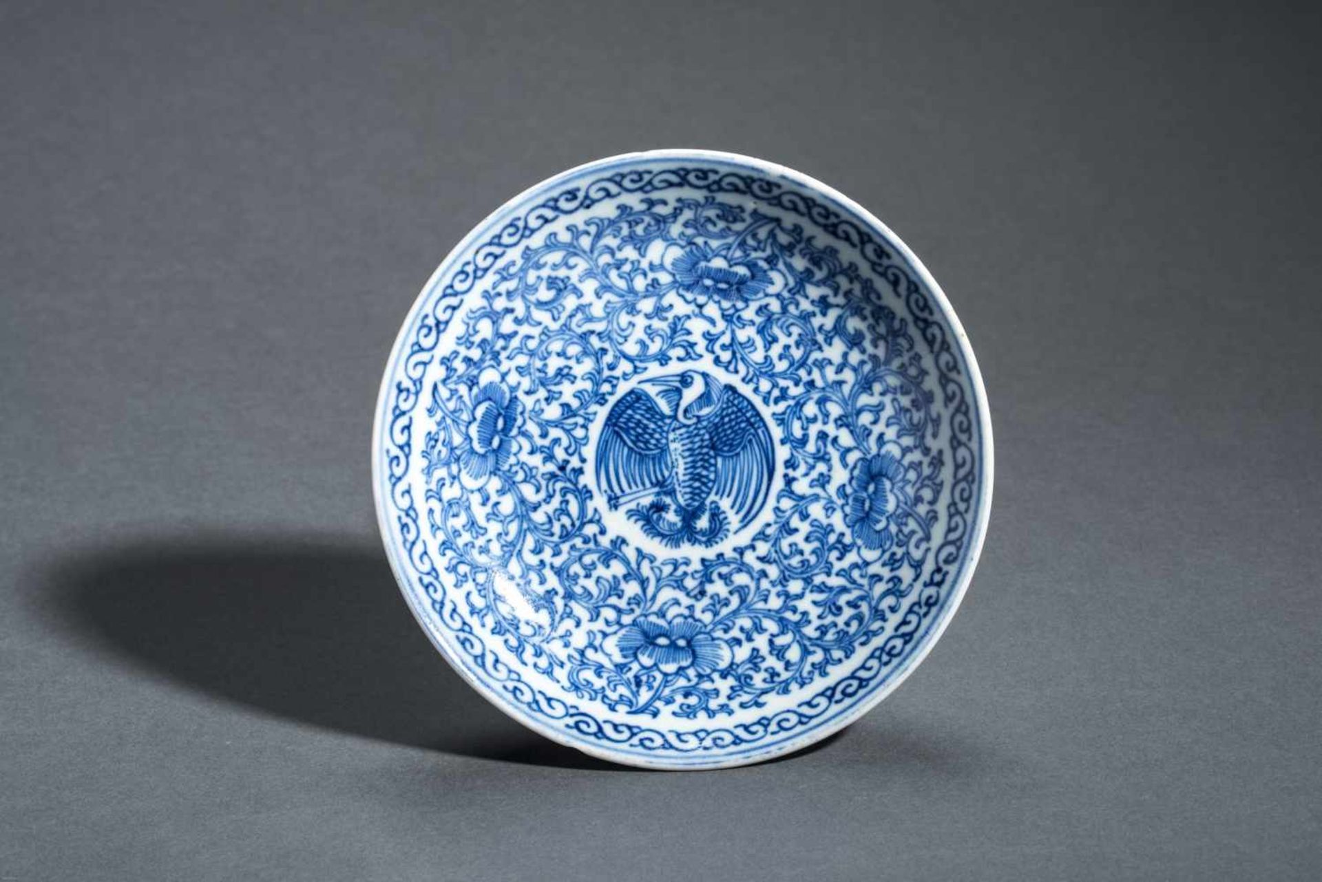 FOOTED DISH WITH BIRD AND LOTUS BLOSSOMS Blue-white porcelain. China, Qing Dynasty, 19th cent. - Image 2 of 4