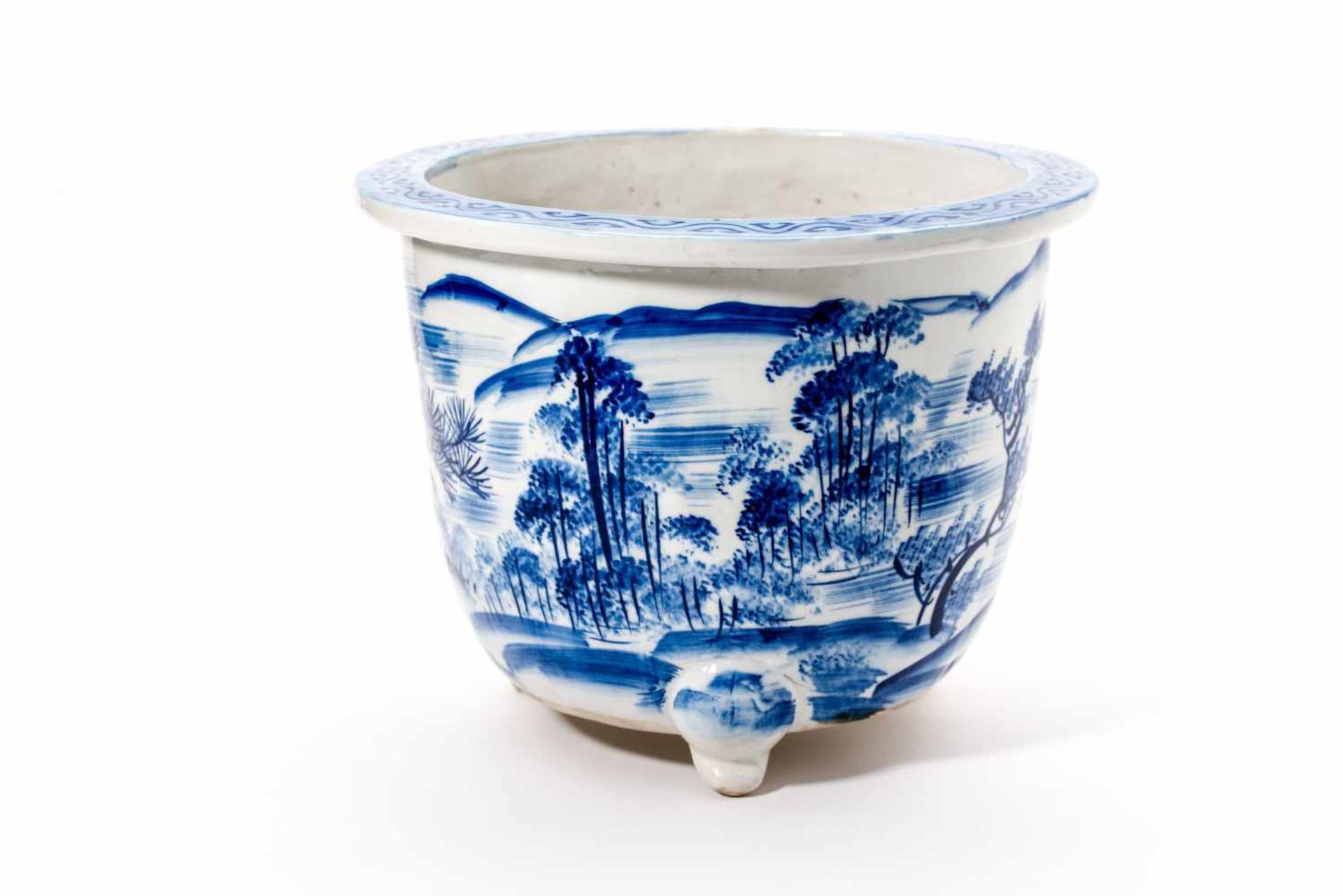 POT WITH BLUE AND WHITE SCENIC LANDSCAPE Porcelain with underglaze blue painting. Japan, Meiji - Bild 3 aus 5