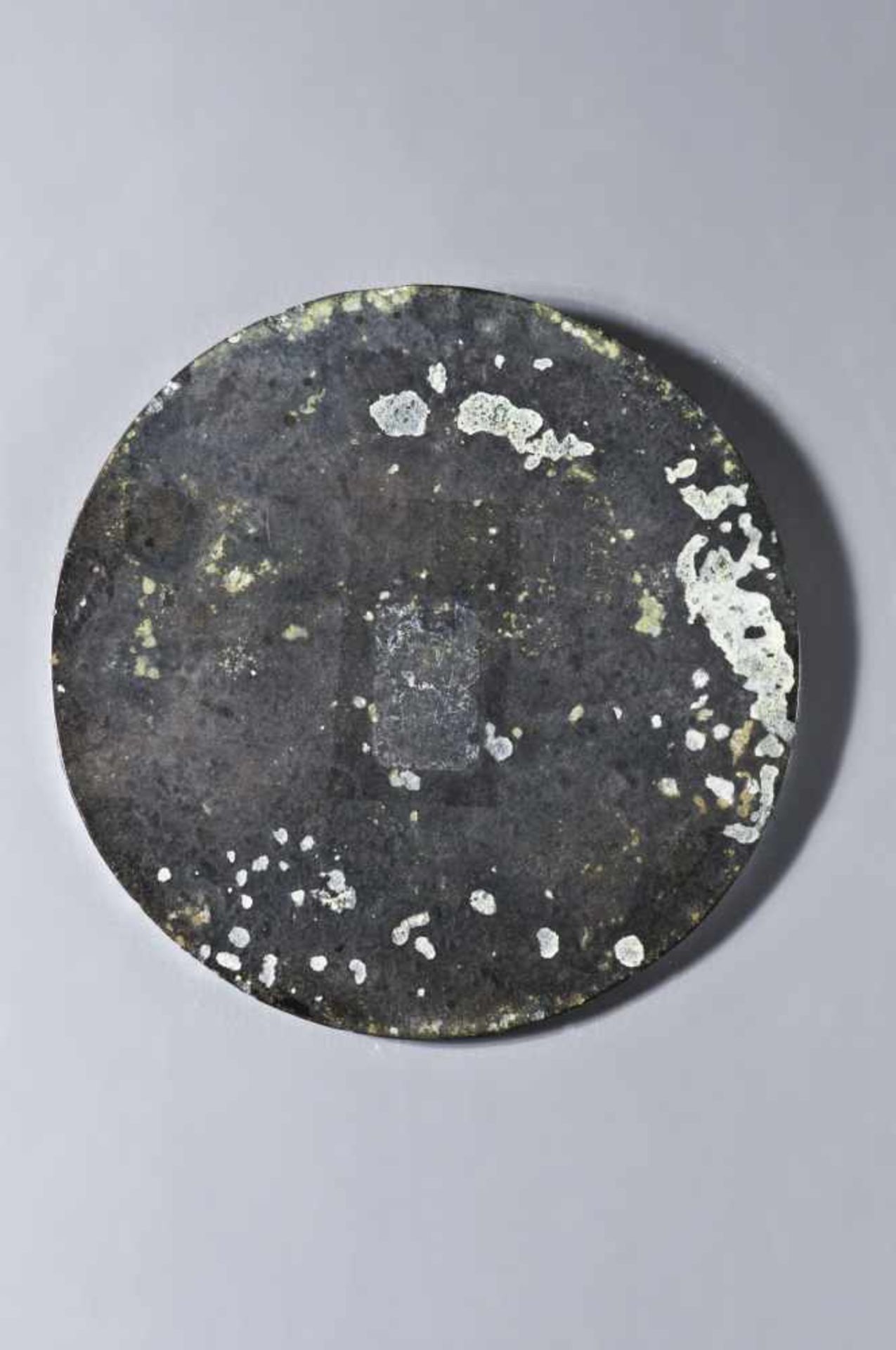 SMALL MIRROR WITH CLOUD DRAGONS Bronze. China, in the style of Han, possibly later Of circular form, - Bild 2 aus 2
