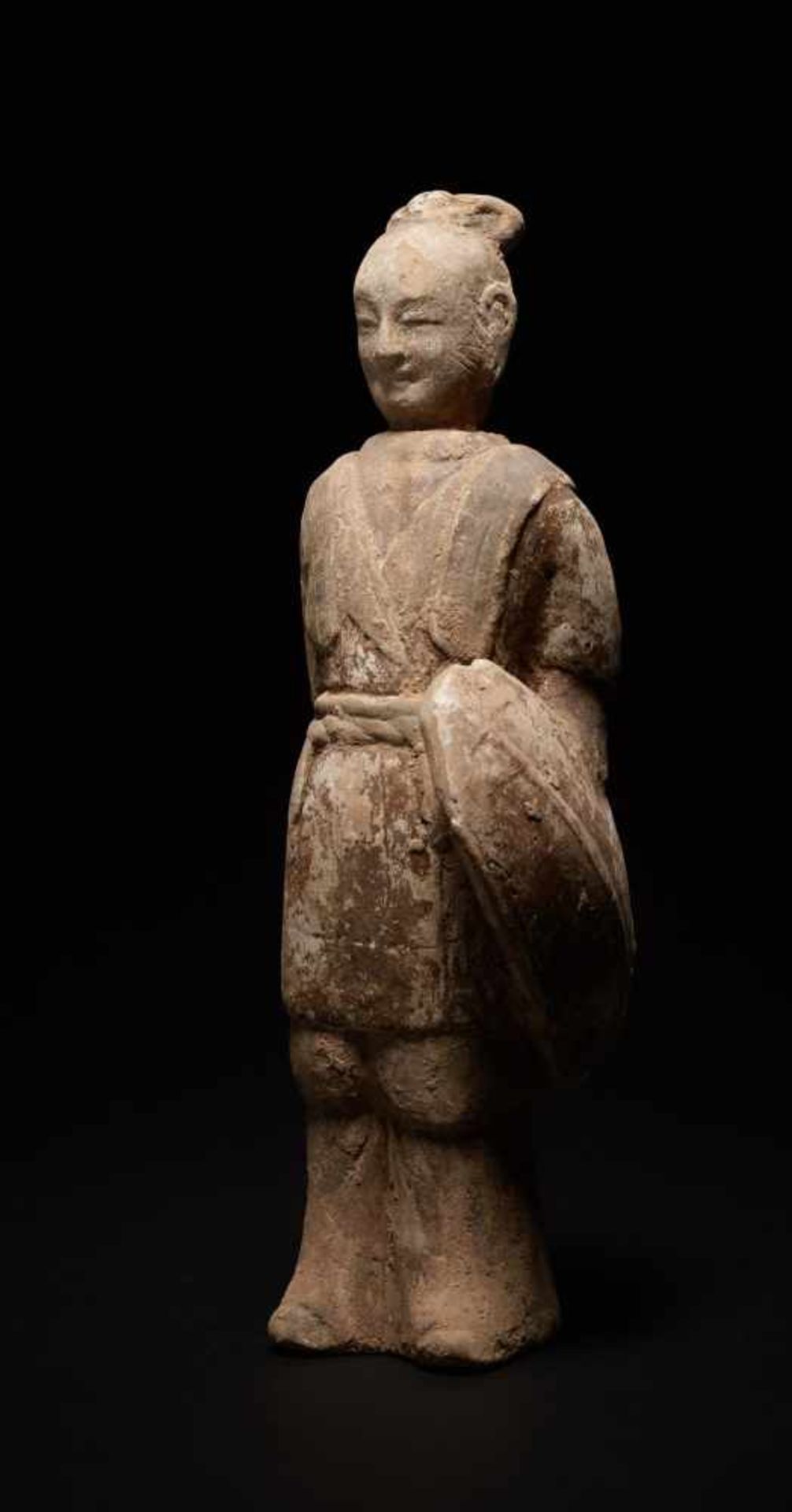 WARRIOR WITH SHIELD Terracotta with painting. China, Northern Qi Dynasty (550 - 589) Figurine with - Image 3 of 6