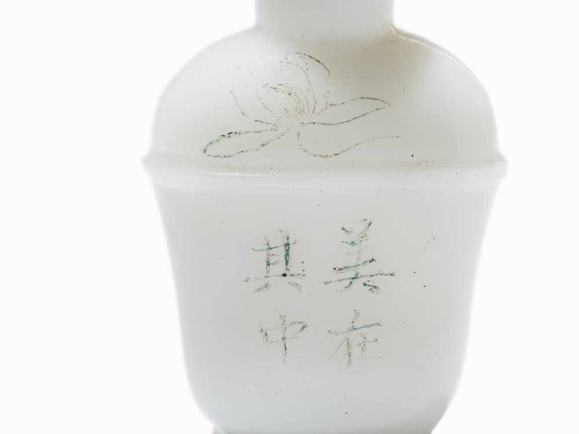SNUFF BOTTLE WITH INCISED DECORATION Milk glass, quartz. China, Republic period, early 20th - Image 7 of 7