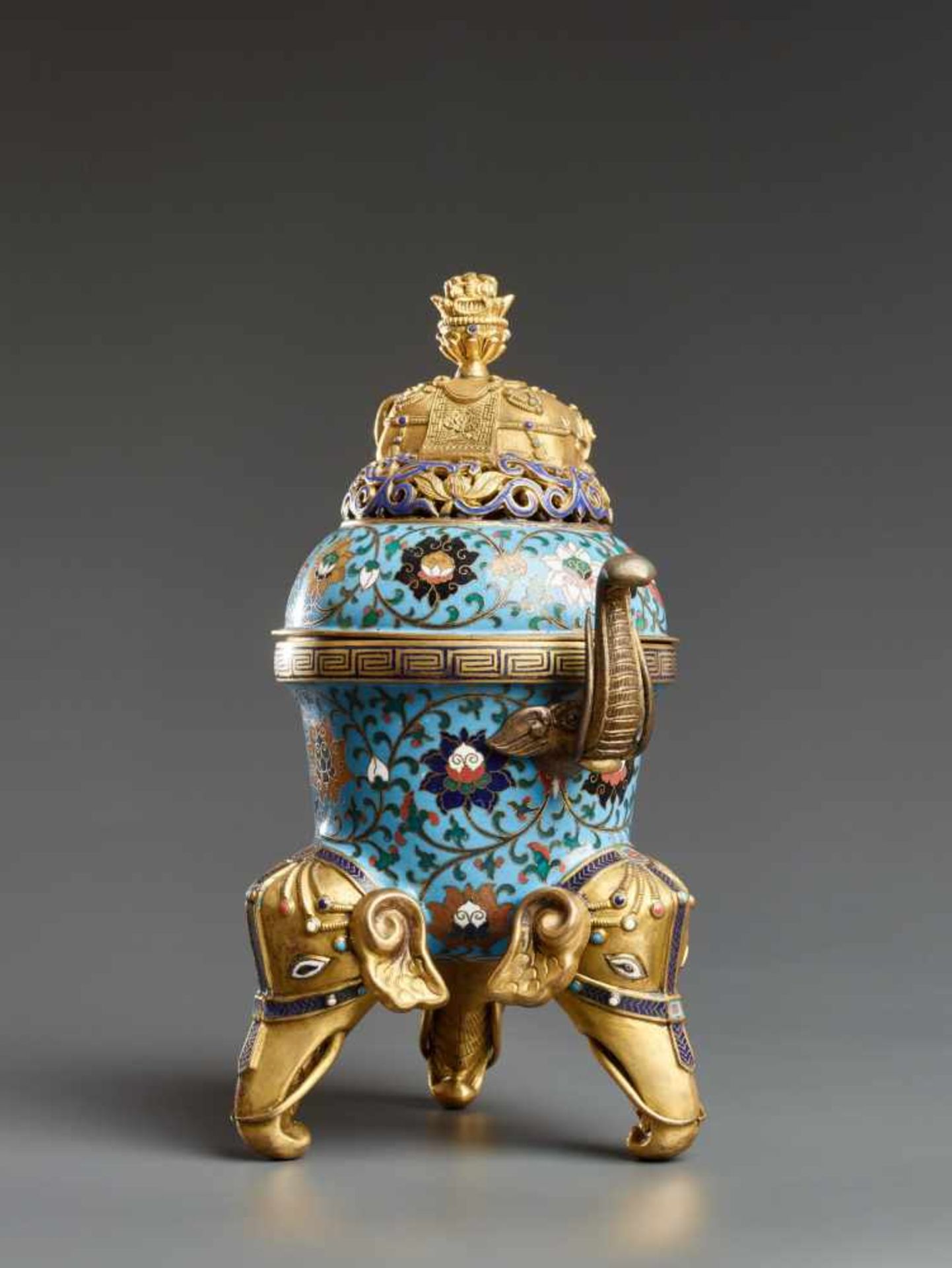 THREE-LEGGED INCENSE VESSEL WITH ELEPHANTS Enamel cloisonné with gilding. China, Qing Dynasty, - Bild 4 aus 9