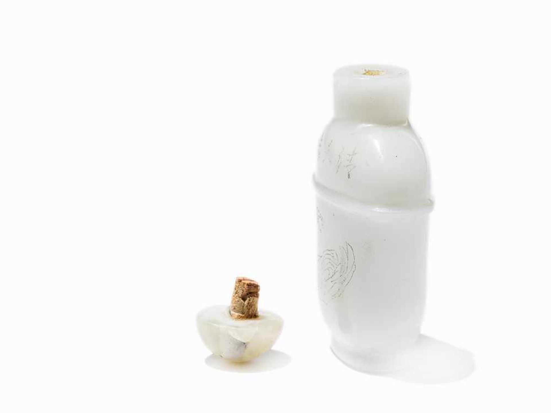 SNUFF BOTTLE WITH INCISED DECORATION Milk glass, quartz. China, Republic period, early 20th - Image 6 of 7