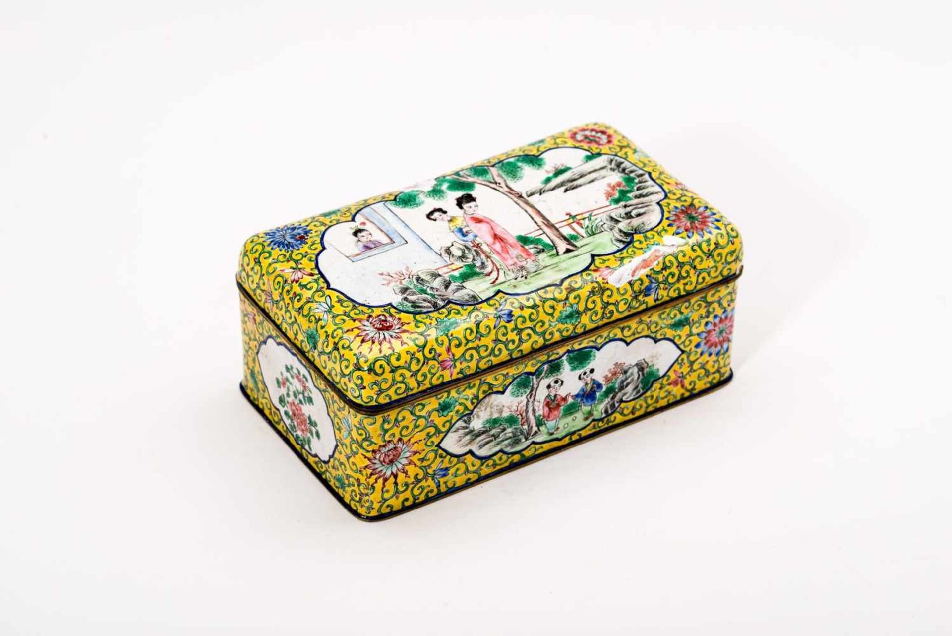 CANTON ENAMEL TEA CADDY Canton enamel. China, Qing Dynasty With figural depictions of court ladies