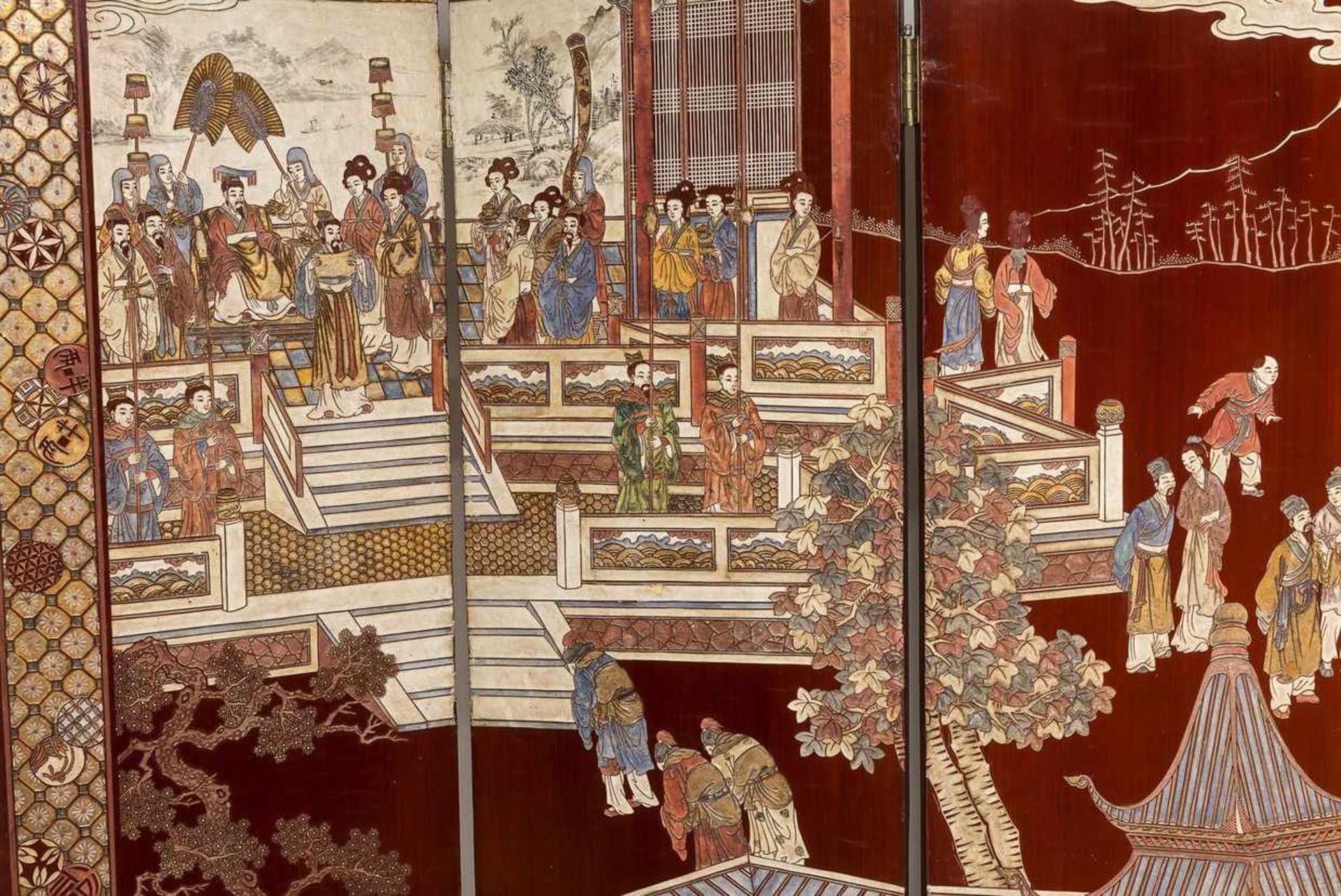 LARGE SIX-PART KOROMANDEL SCREEN DEPICTING AN IMPERIAL SCENE Wood, lacquer techniques. China, - Bild 7 aus 12