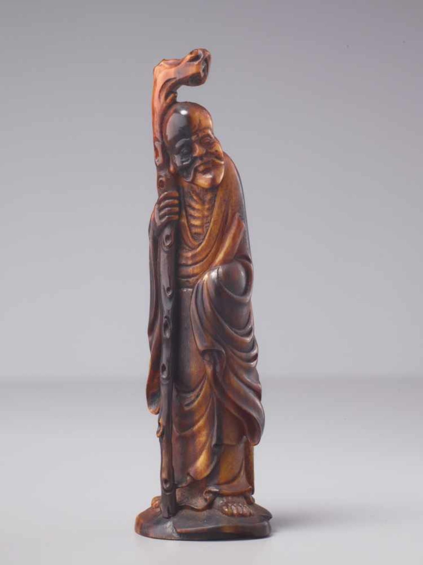 GOD OF LONGEVITY SHOULAO Horn. China, Qing (1644 – 1911) An exceptionally finely worked, figural - Bild 3 aus 5