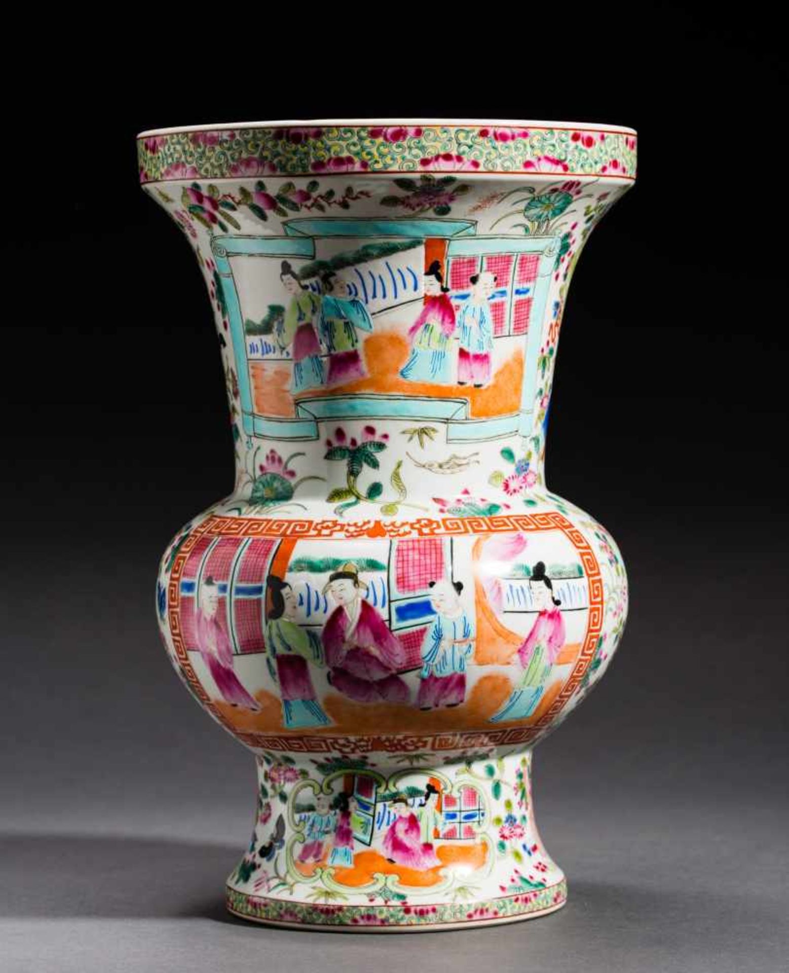 VASE WITH COURTLY SCENE Porcelain with color enamel painting. China, Striking is the large, - Bild 2 aus 5