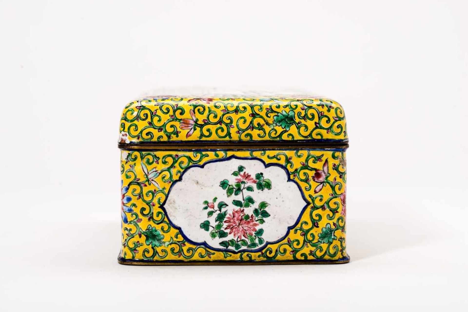 CANTON ENAMEL TEA CADDY Canton enamel. China, Qing Dynasty With figural depictions of court ladies - Image 5 of 8