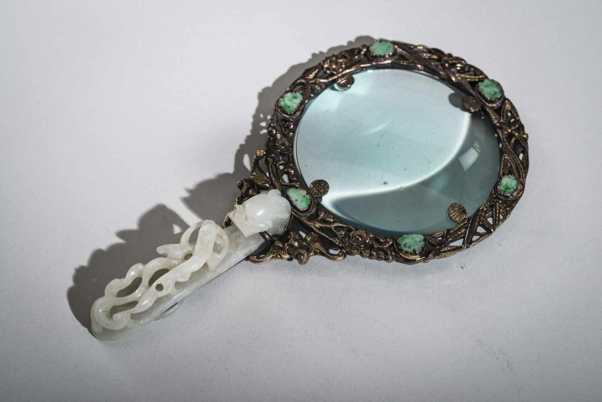 MAGNIFYING GLASS WITH DECORATIVE FRAME Fire-gilded bronze, jade, glass. China, Qing (1644-1911) Rare