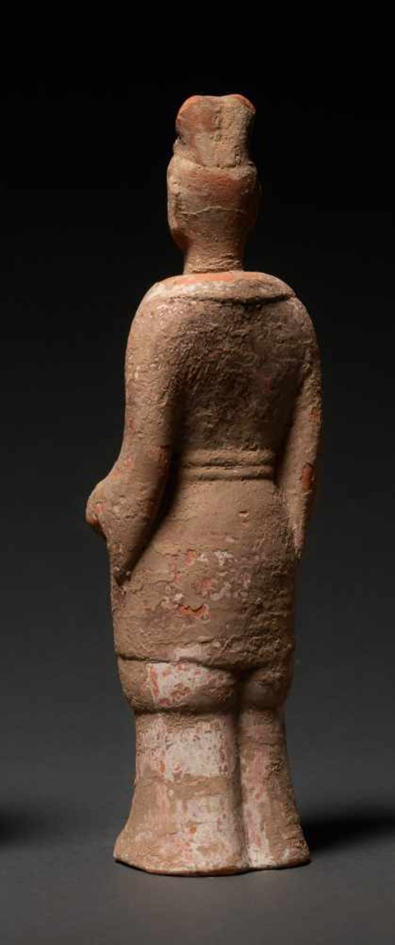 COURTIER Terracotta with painting. China, Wei Dynasty (5th to 6th cent.) A rare smaller figure - Bild 3 aus 5