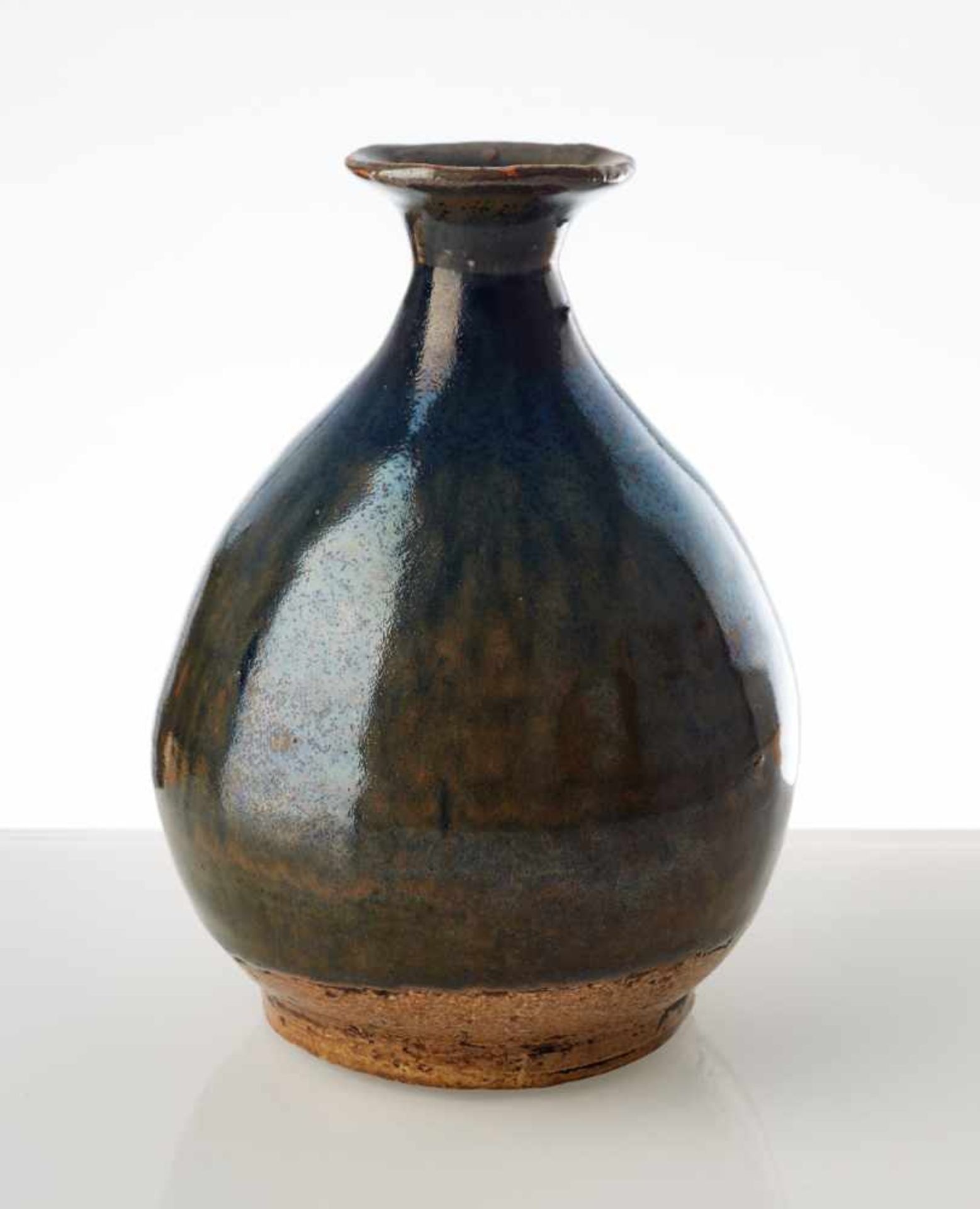 BOTTLE-SHAPED VASE Glazed ceramic. China, possibly Song, 13th cent. to after Blue-black glaze with - Image 2 of 6