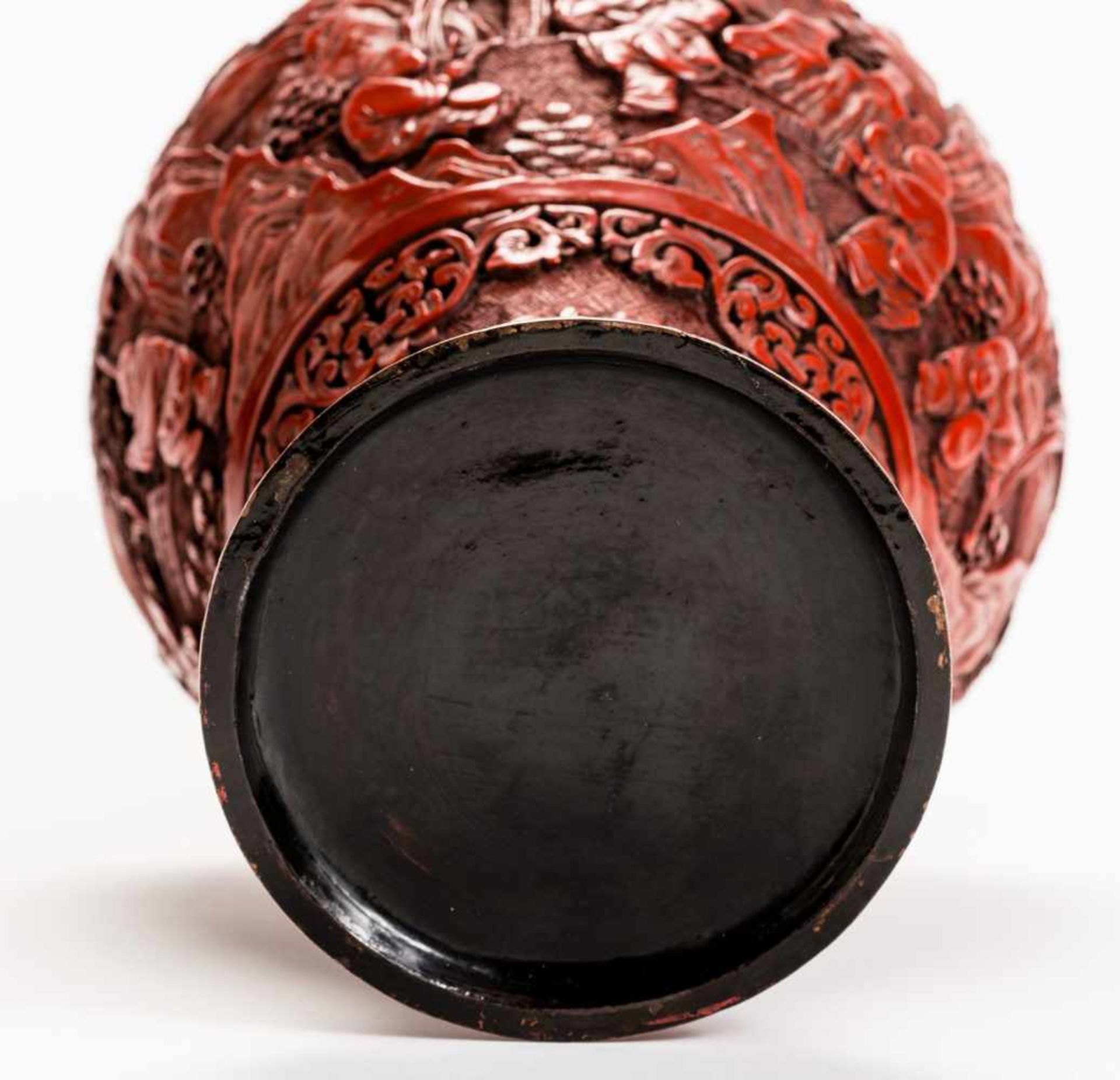 VASE WITH CARVED RED LACQUER Red lacquer, metal. China, Qing Dynasty Very compact with floral and - Bild 4 aus 8