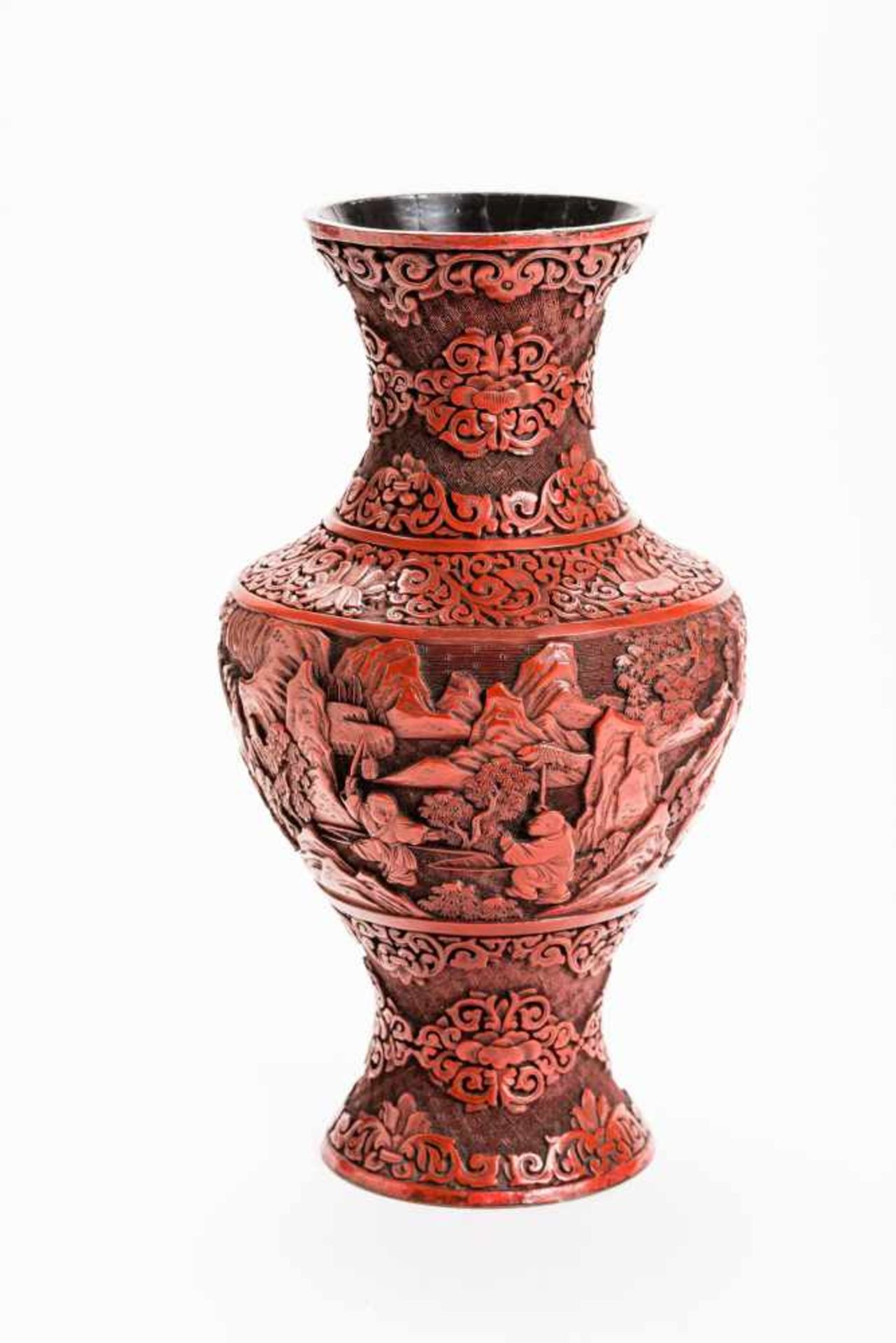 VASE WITH CARVED RED LACQUER Red lacquer, metal. China, Qing Dynasty Very compact with floral and - Image 2 of 8