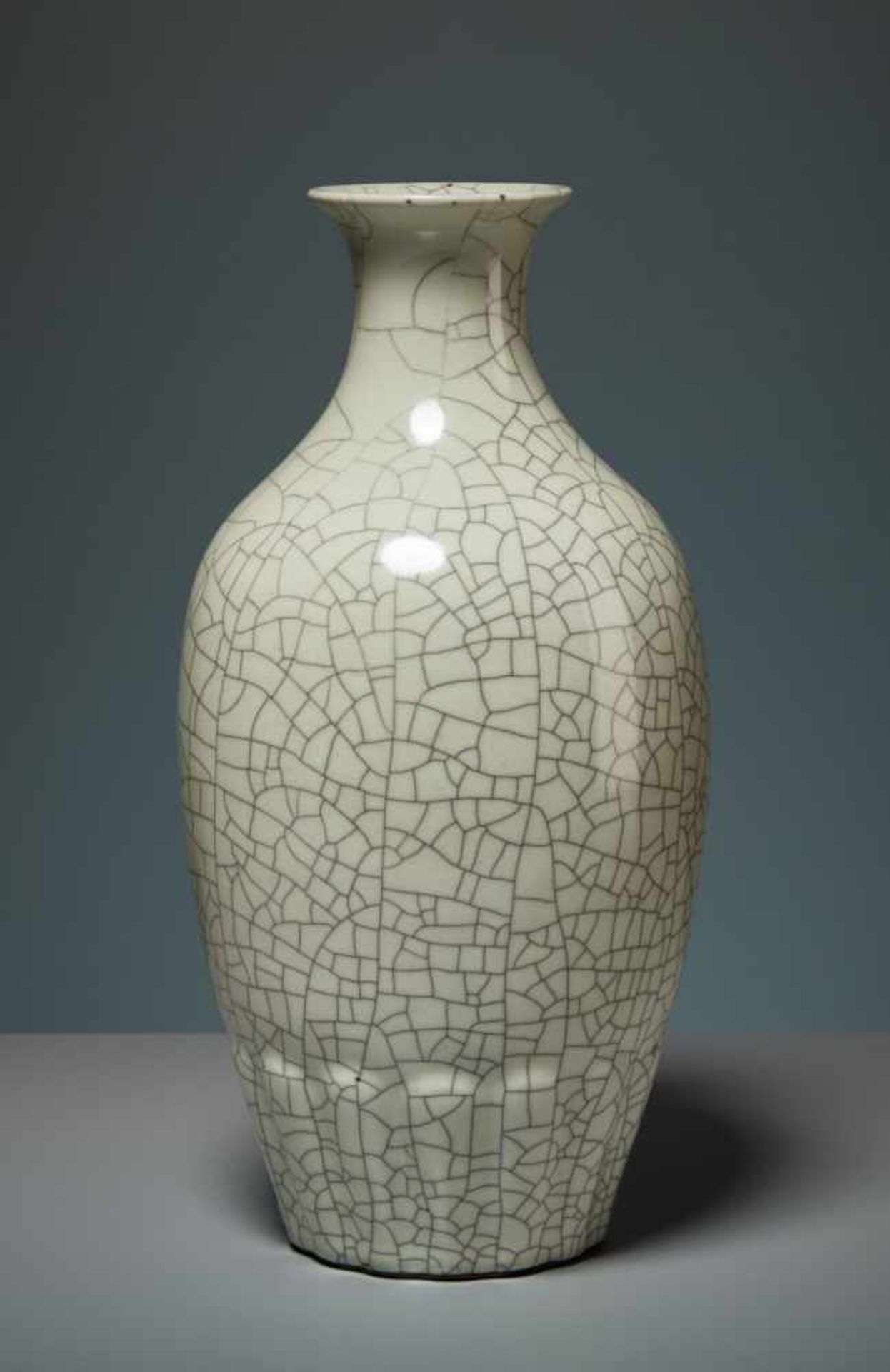 VASE WITH CELADON GLAZE Porcelain. China, Republic, 1st half 20th cent. The particular - Image 2 of 7